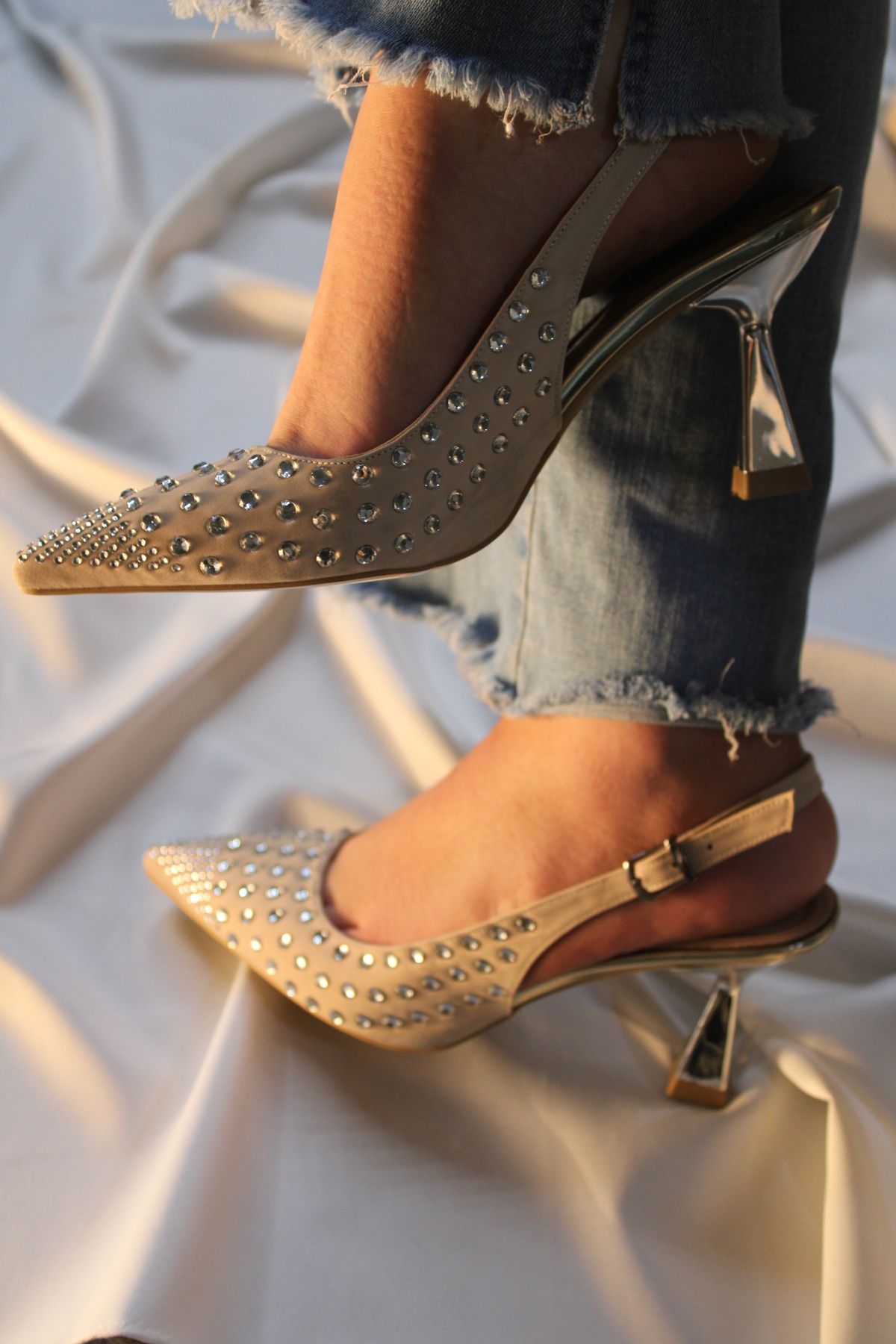 mybellashoes Kadın Bej Arkası Açık Taş Detaylı Stiletto