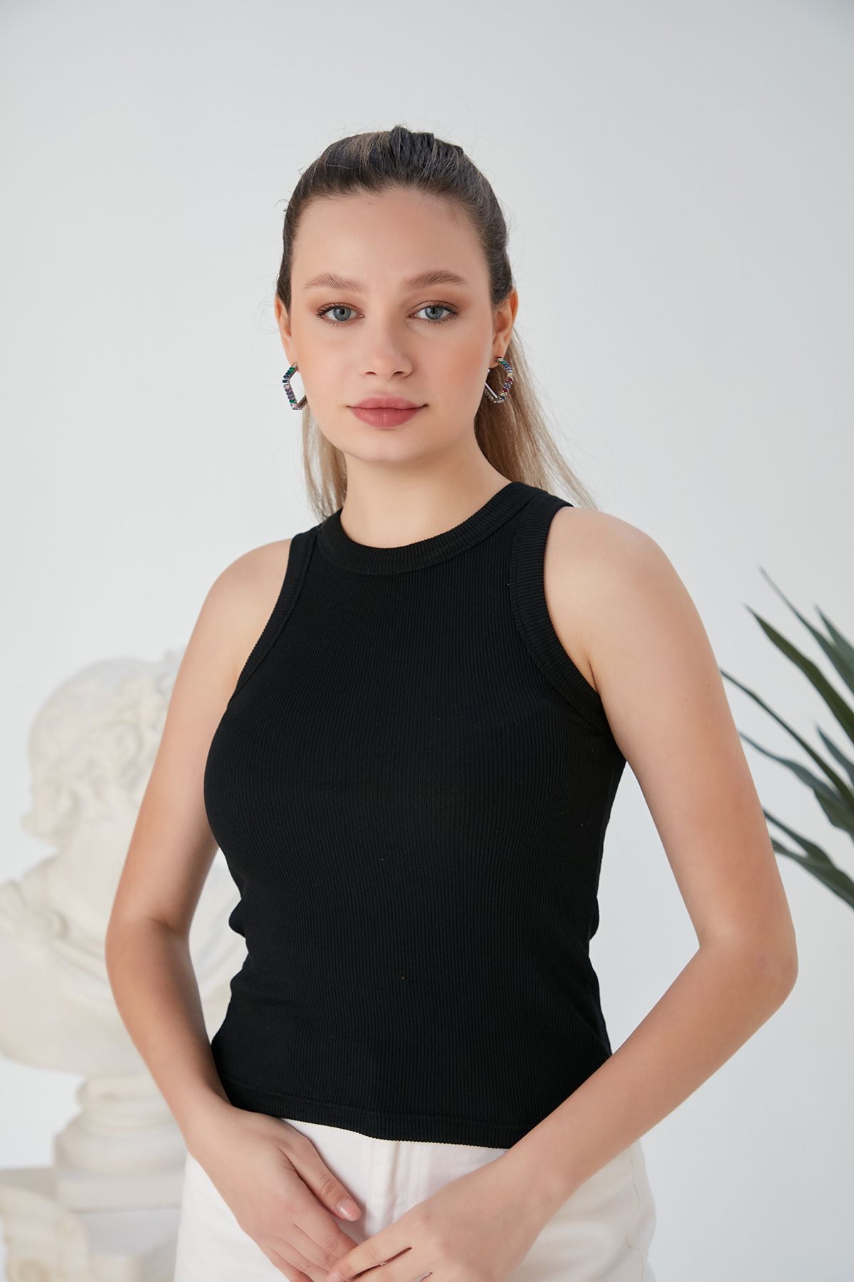 MODA Siyah Zargo Model Fitted/Vücuda Oturan Geniş Biyeli Halter Yaka Fitilli Esnek Örme Crop Bluz