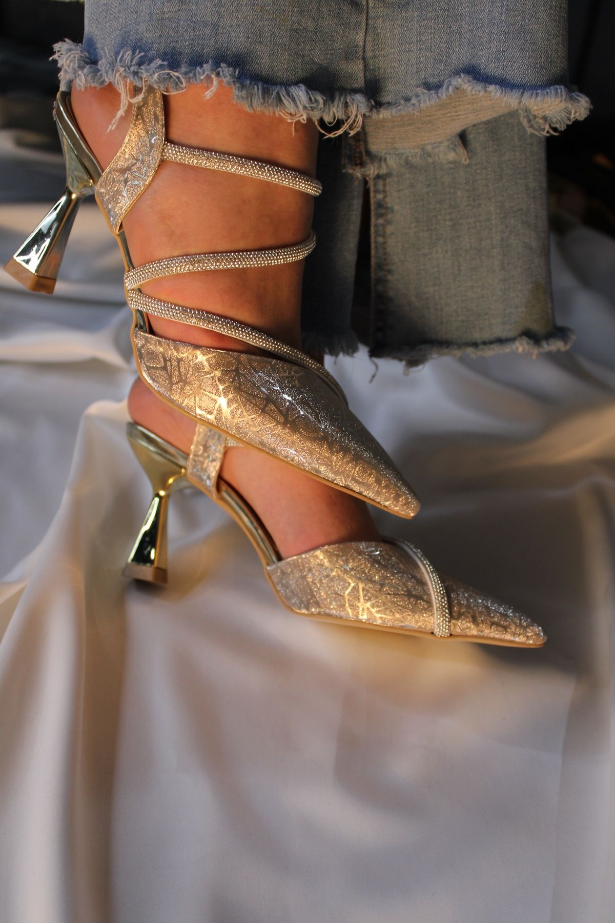 mybellashoes Kadın Gold Simli Taş Bant Detaylı Arkası Açık Topuklu Ayakkabı