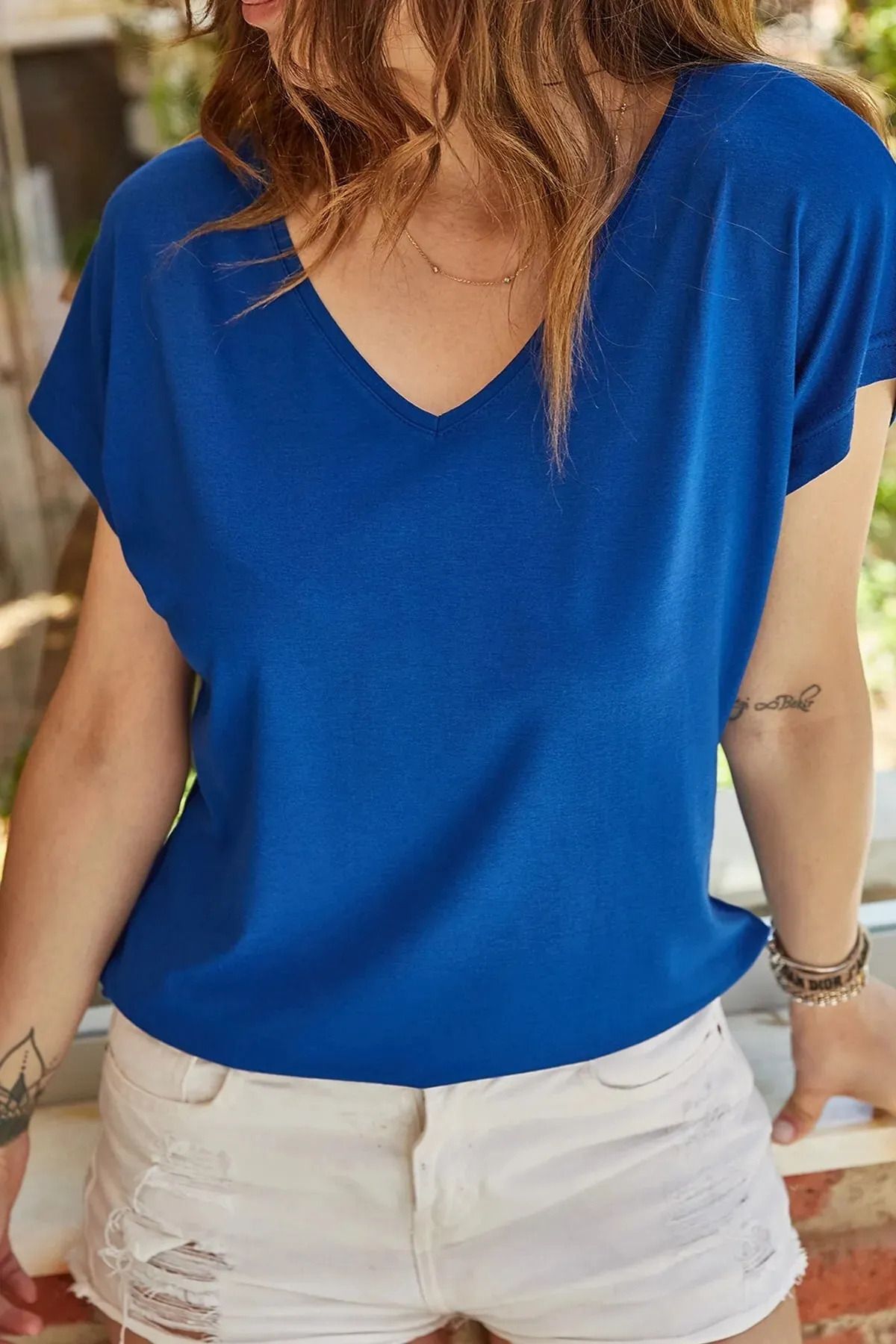 ModaLavida Pamuklu Penye Kumaş V Yaka Oversize Kısa Kol Kadın T-shirt