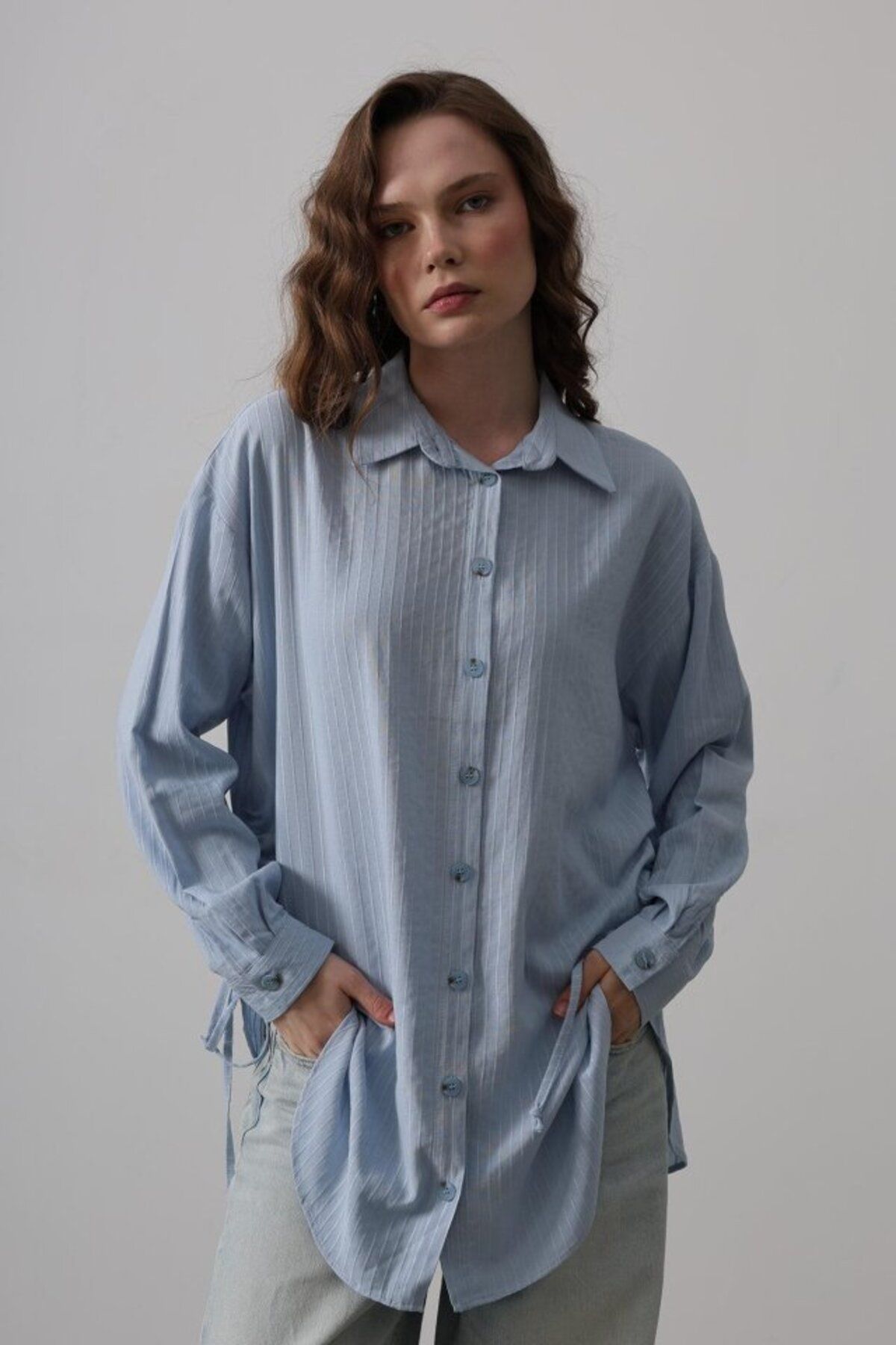 VELİZADE Kadın Oversize Konfor Modeli Mavi Yanı Büzgülü Viskon Kumaş Boyfriend Gömlek Tesettür Gömlek