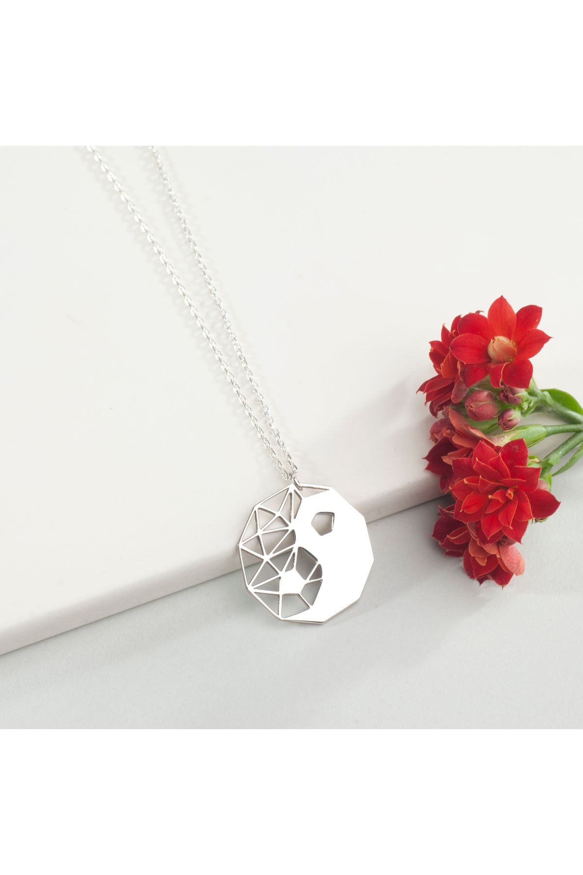 DIZY SILVER GEOMETRİK YİN YANG KOLYE, 925 AYAR GÜMÜŞ, MODERN VE SPİRÜEL TASARIM, DENGE SEMBOLÜ ANLAMLI TAKI