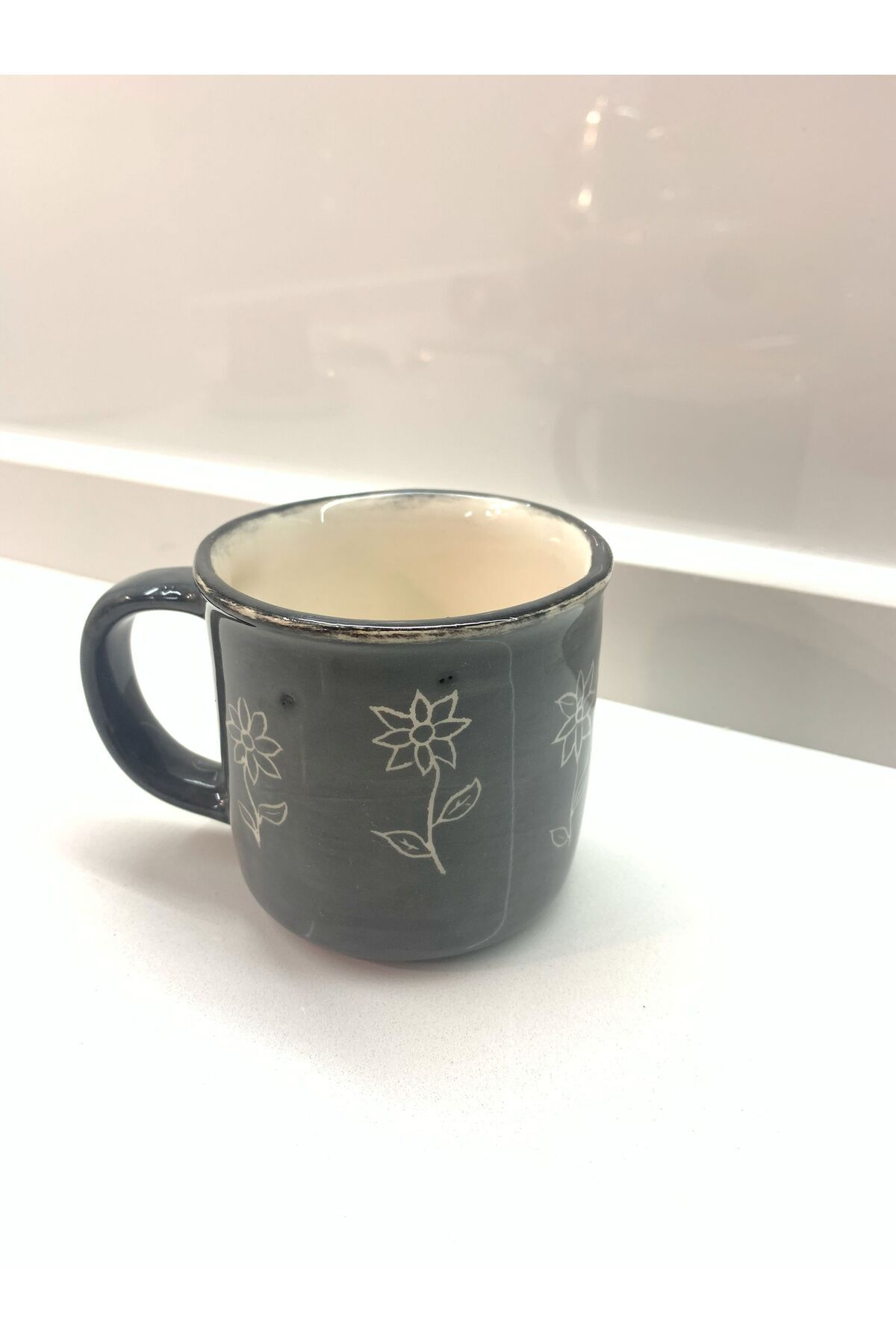 Bombus Seramik Siyah Çiçek Desenli Seramik Mug Kup- El Yapımı Seramik Çay ve Kahve Fincanı