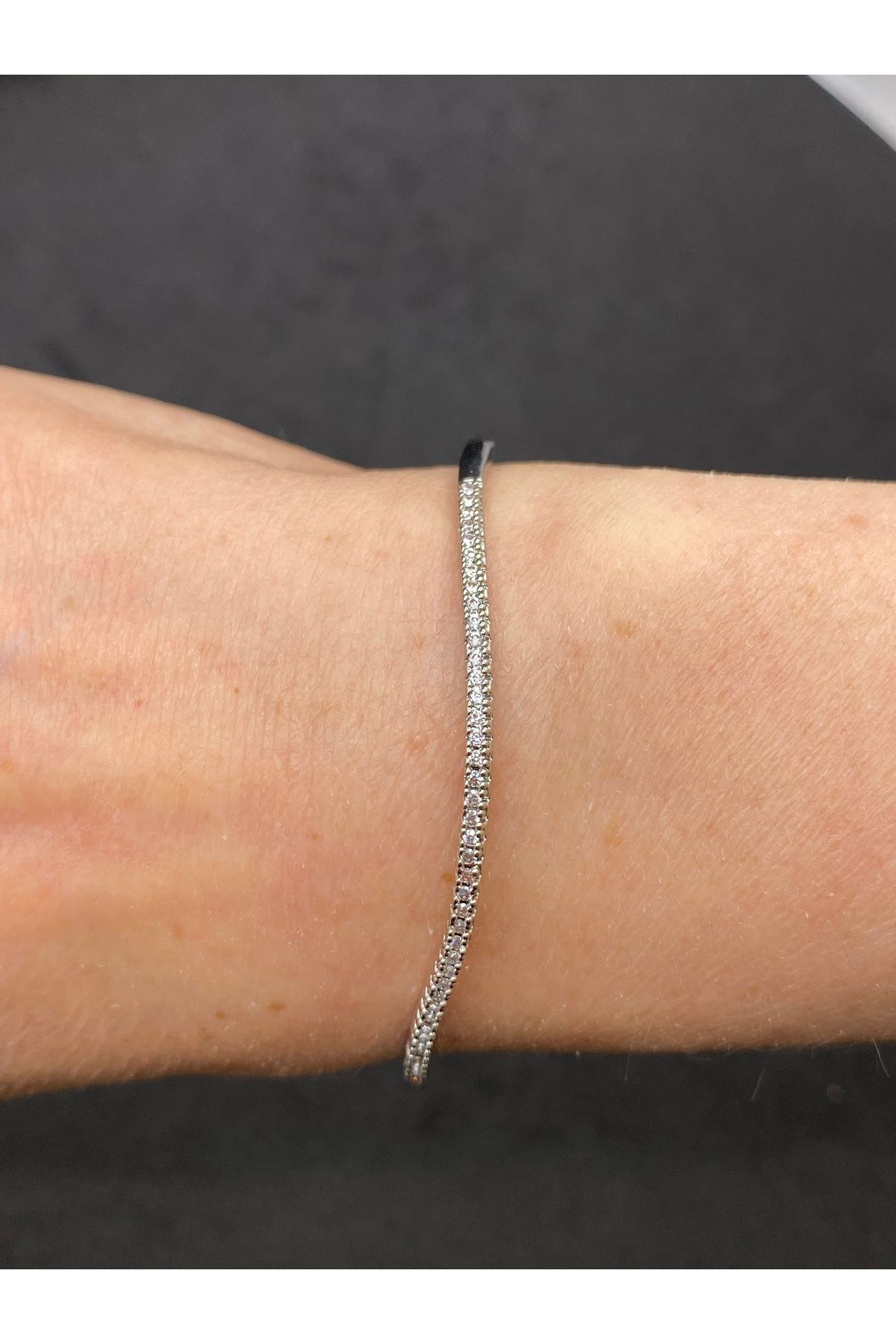 Jiji Jewelery Şık Modern Zarif Tek Bant Sıra Taş Paslanmaz Çelik Kelepçe Bileklik 17 cm
