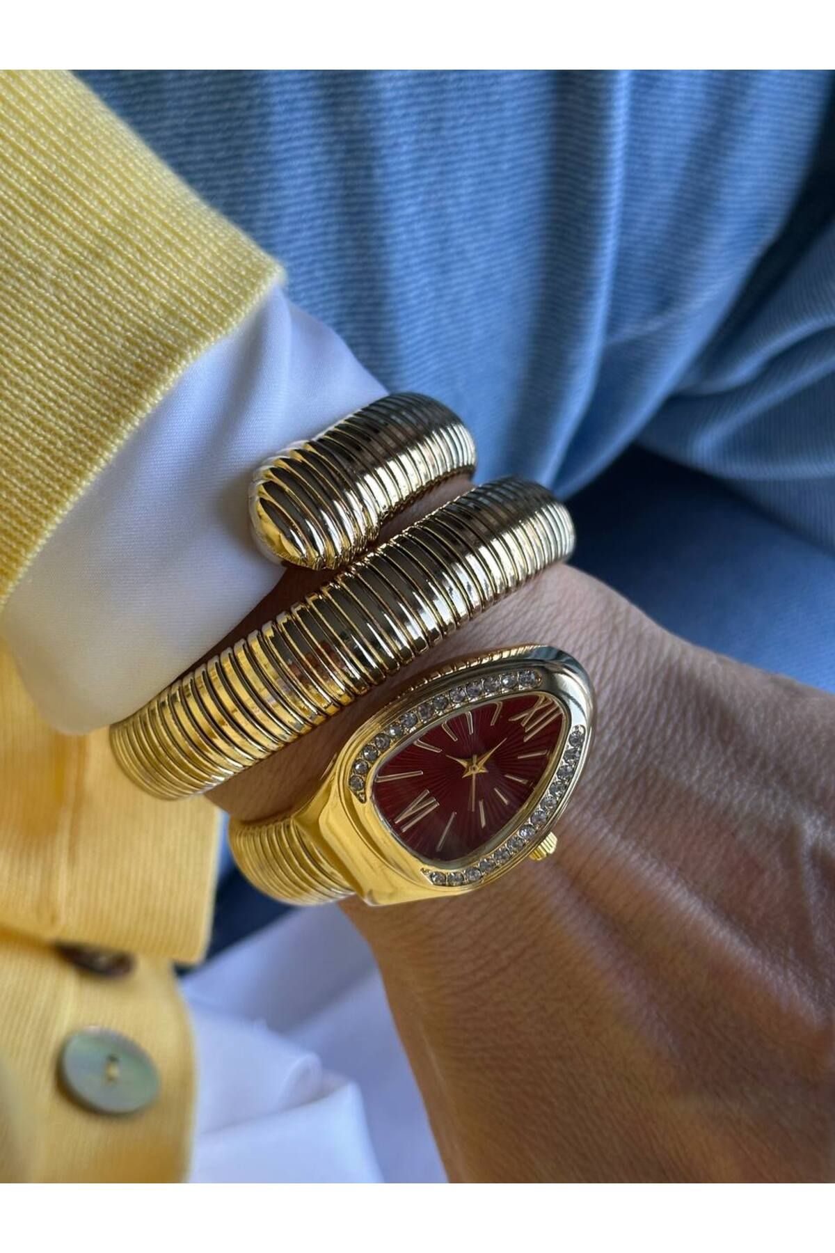 Esmeray Aksesuar Gold Renk Kristal Taşlı Kırmızı Kadranlı Yılan Tasarım Spiral Kadın Kol Saati