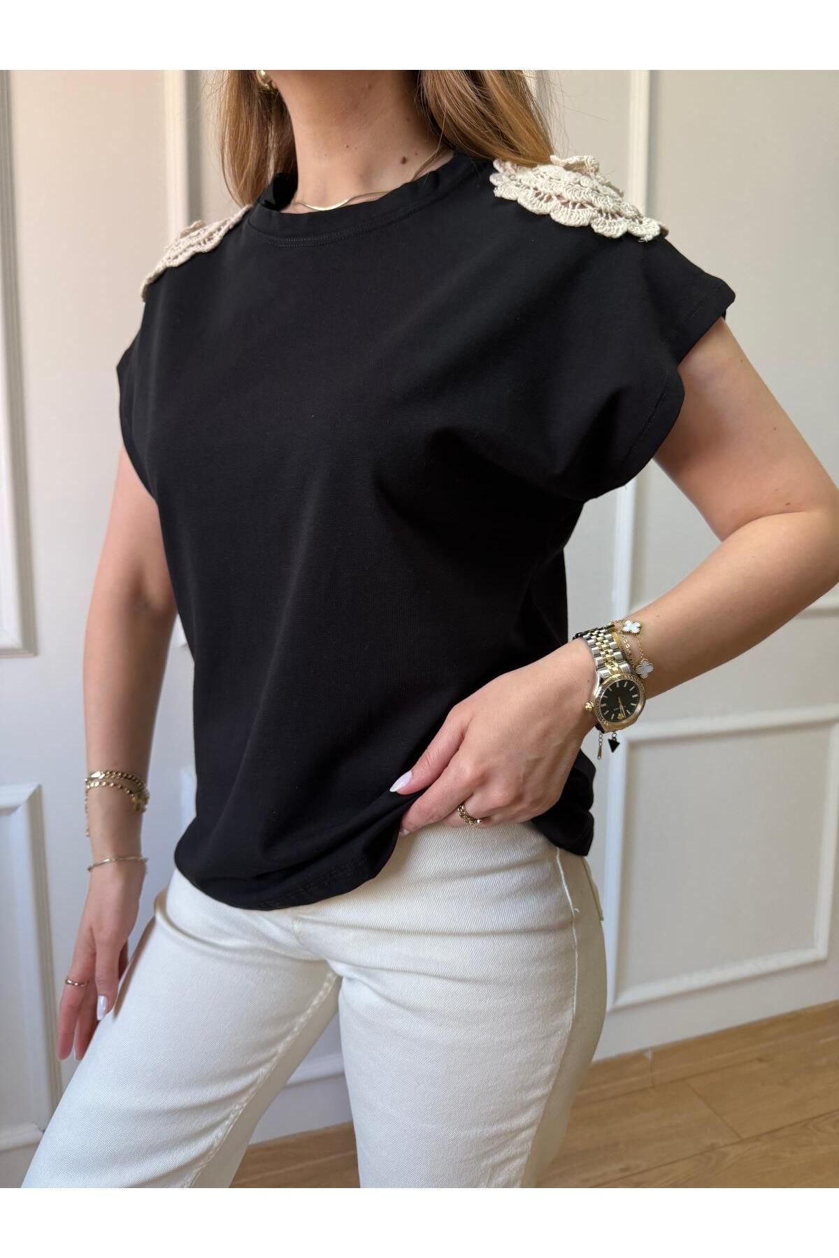 Size Özgü Siyah Omuz Örgü Detay Tshirt