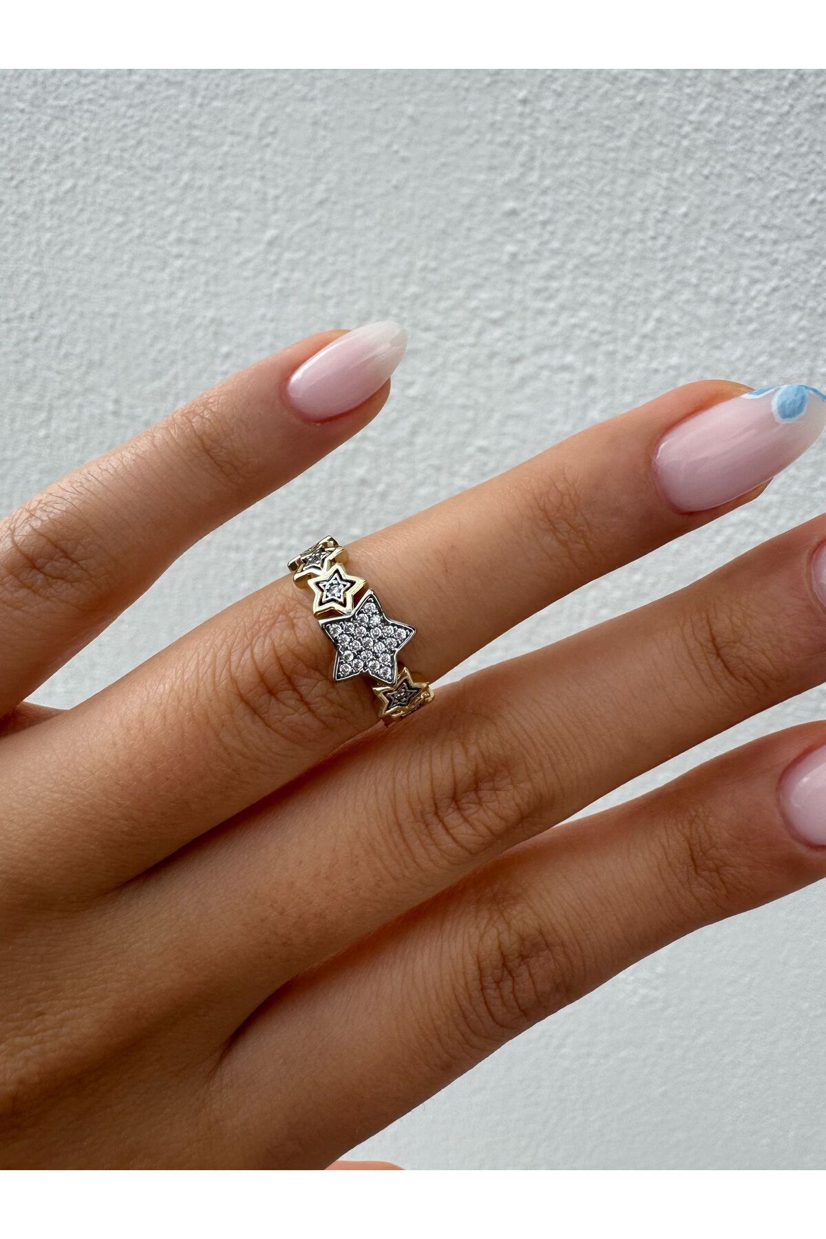 Jiji Jewelery Sıra Yıldız Zirkon Taşlı Altın Renk Ayarlanabilir Paslanmaz Çelik Yüzük