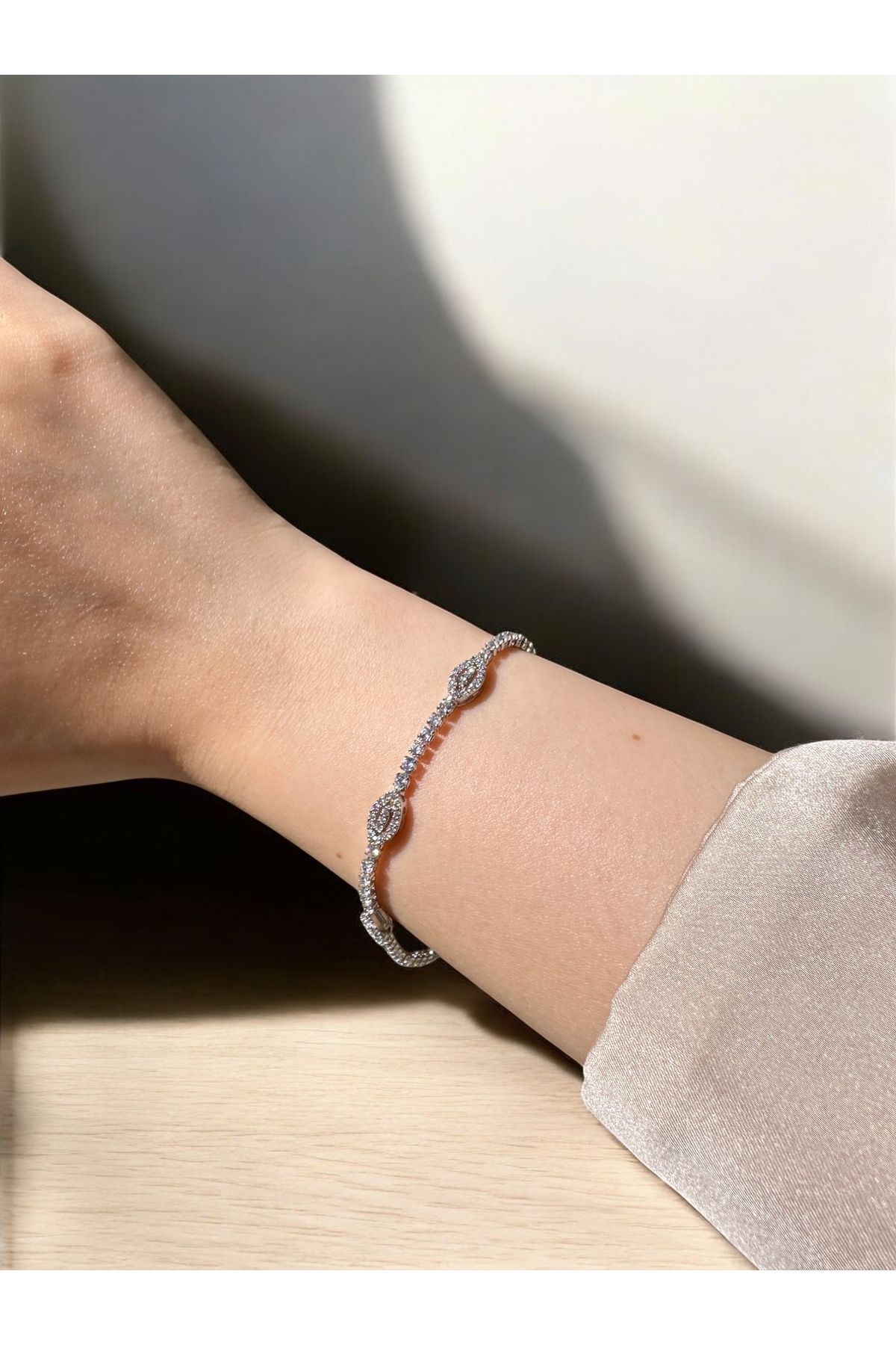 Lilac Jewelry 316L Çelik Gümüş Renk Zirkon Taşlı Luna Model Bileklik