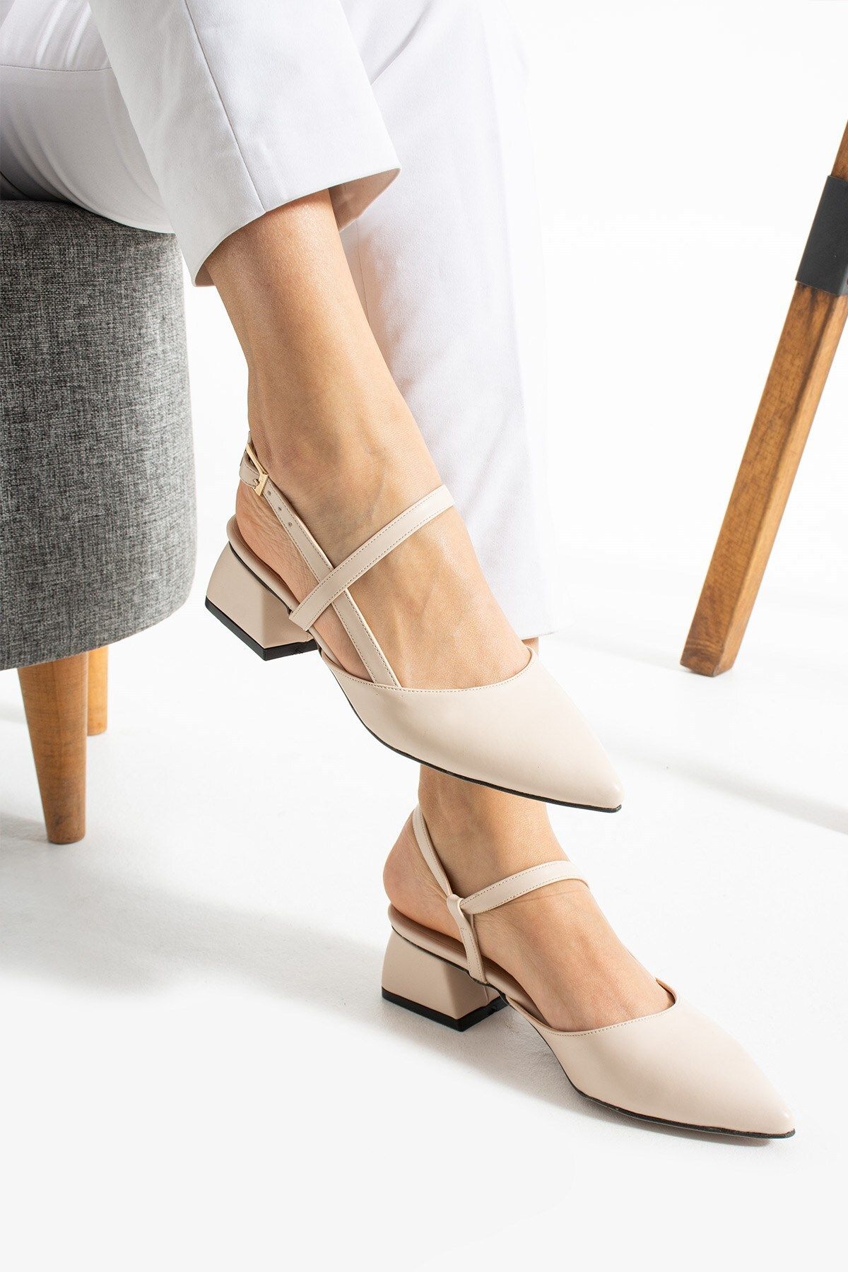 AlbiShoes Kadın Kare Topuk 4 Cm Tokalı Şerit Bant Arkası Açık Sivri Burun Şık Günlük Kadın Ayakkabı