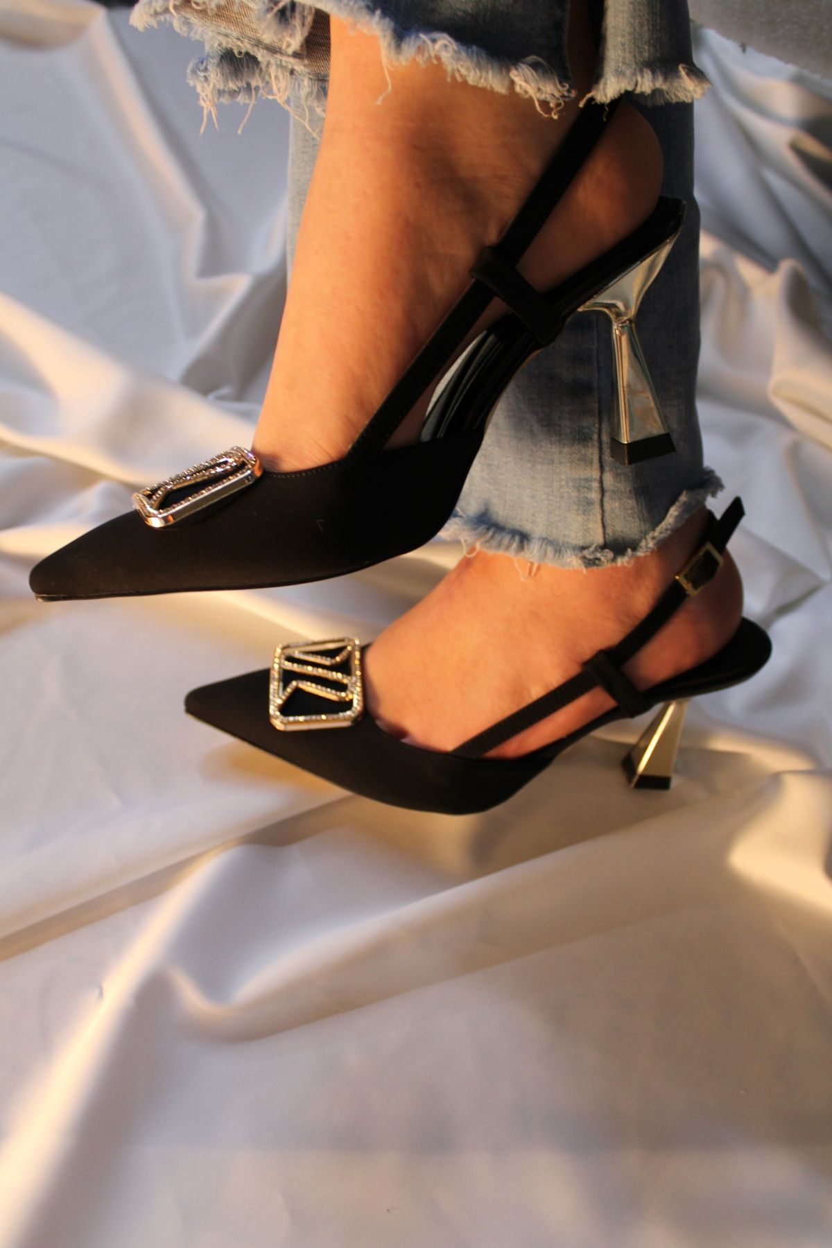 mybellashoes Kadın Siyah Önü Toka Detaylı Arkası Açık Topuklu Ayakkabı