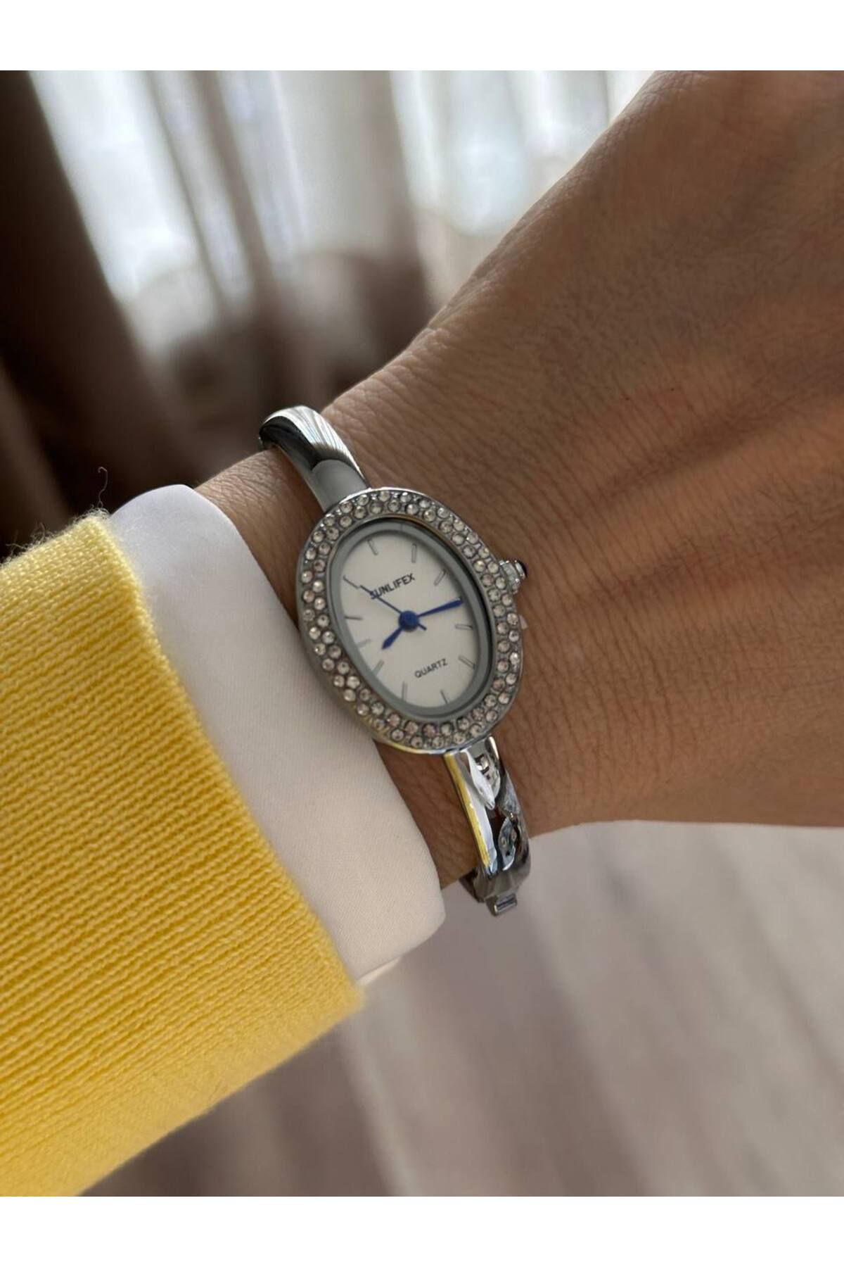Esmeray Aksesuar Paslanmaz Çelik Gümüş Renk Kristal Taşlı Model Kadın Kol Saati Genişlik 5,5cm