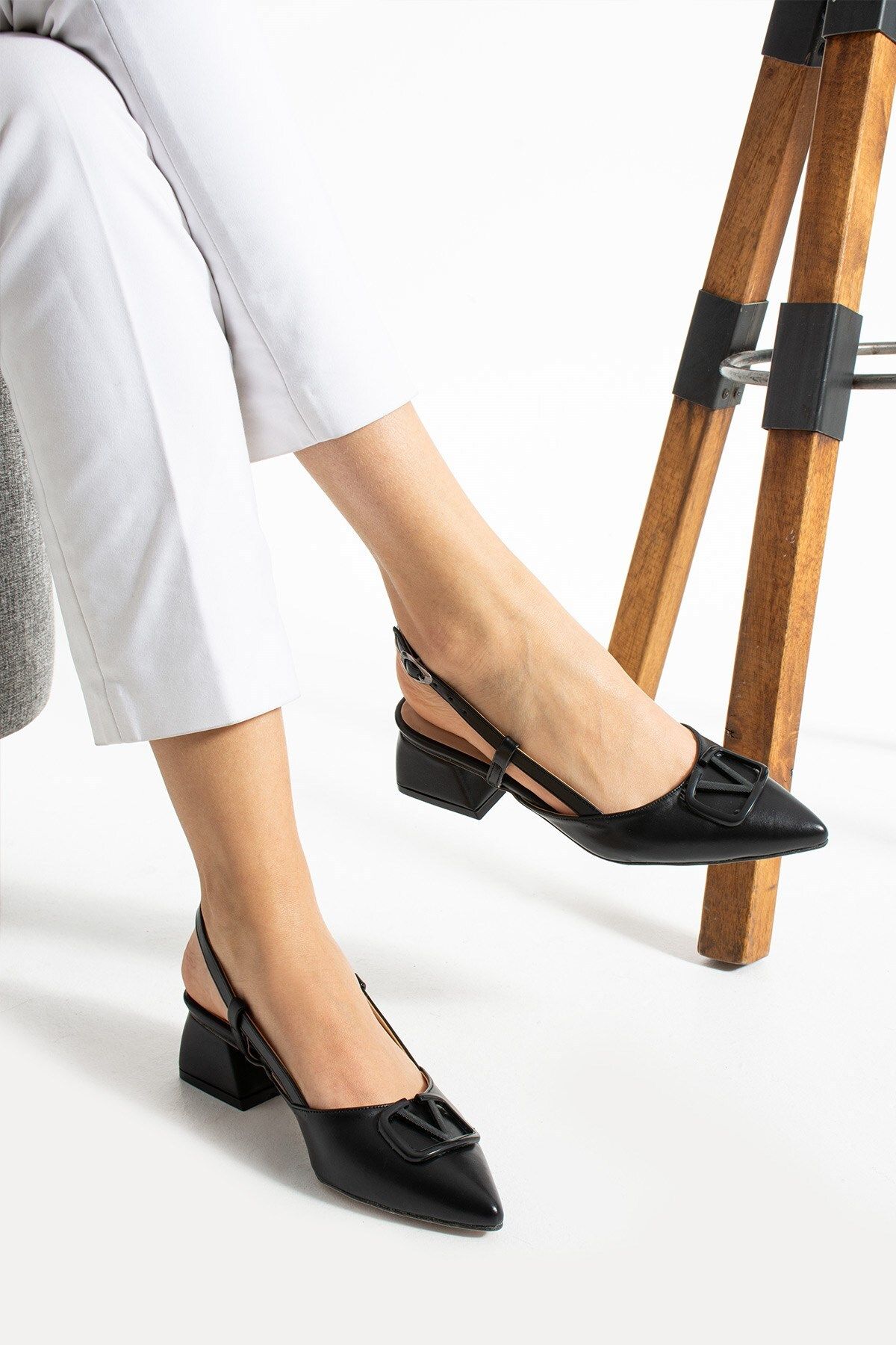 AlbiShoes Kadın Kare Topuklu 4 CM Sivri Burun Arkası Açık V Toka Detay İş Ofis Günlük Kadın Ayakkabı