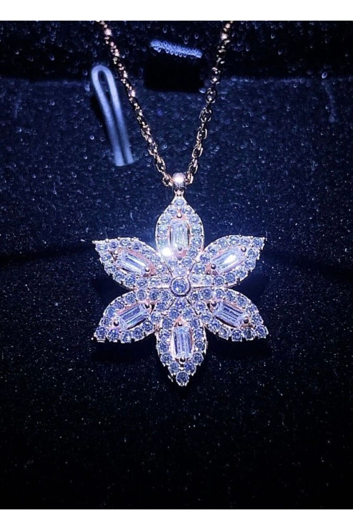Stor "Taktım, parladım, evren sinyal aldı! 925 ayar rose gold lotusla yeni ben! #AuraOnFire"
