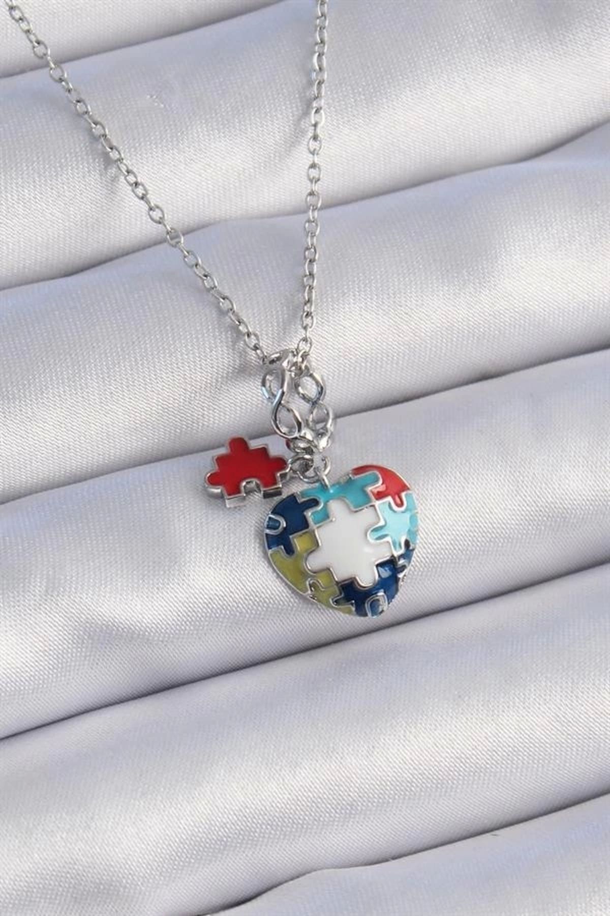 Lale Moda 316L Çelik Gümüş Renk Yapboz Motif Kalp Figür Charm Model Kadın Kolye