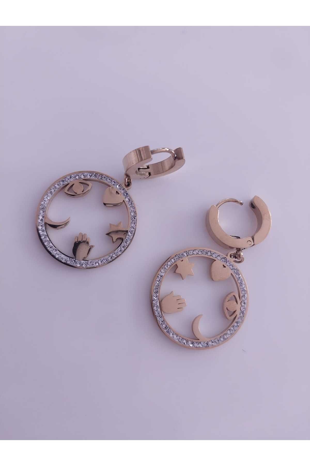 BESMYAR JEWELS Sembol Detaylı Taşlı Halka Küpe – Işıltı ve Anlam Bir Arada