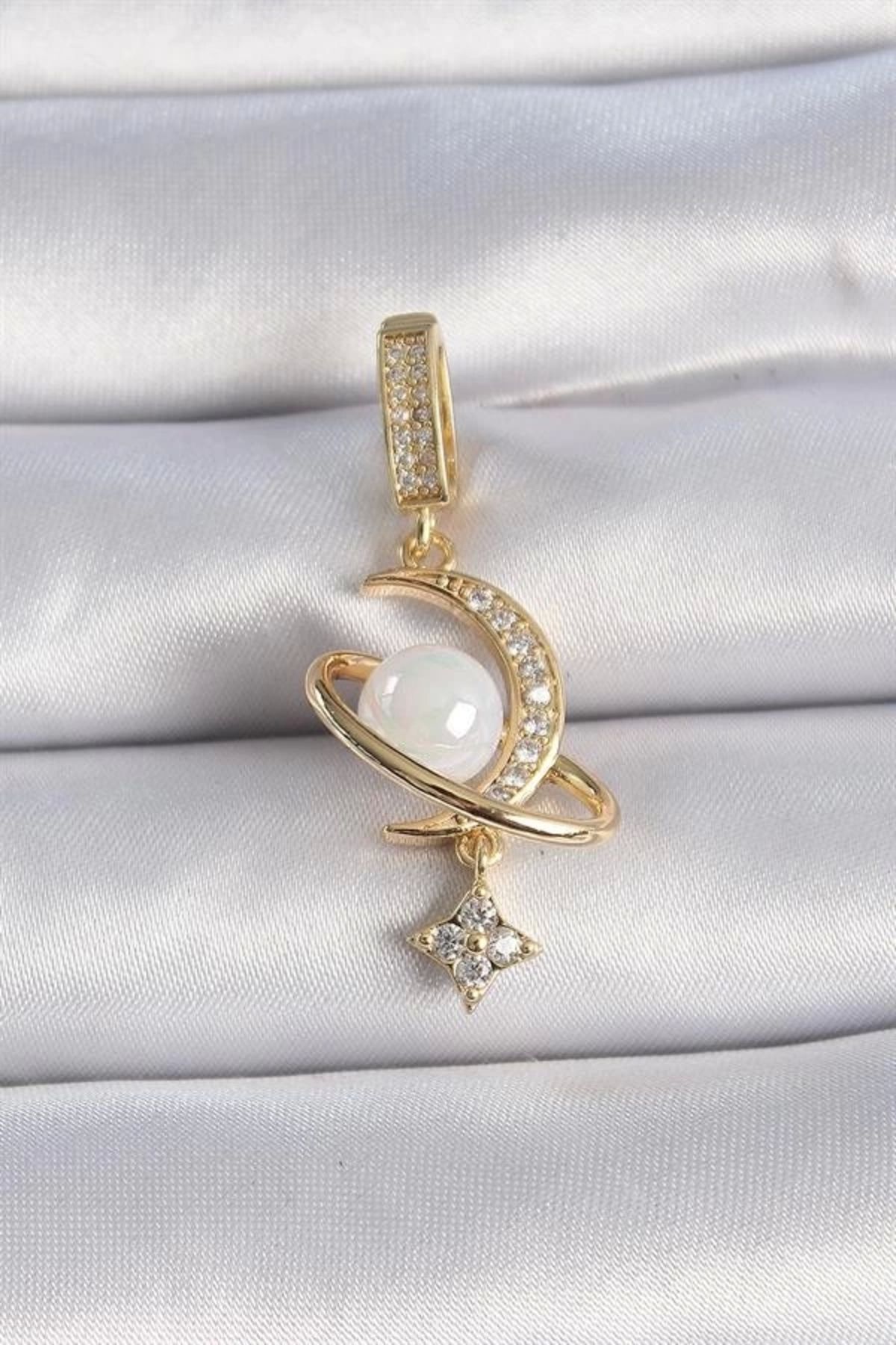 Lale Moda Pirinç Gold Renk Zirkon Taş Detaylı Hilal Model Sallantı İncili Ajda Charm
