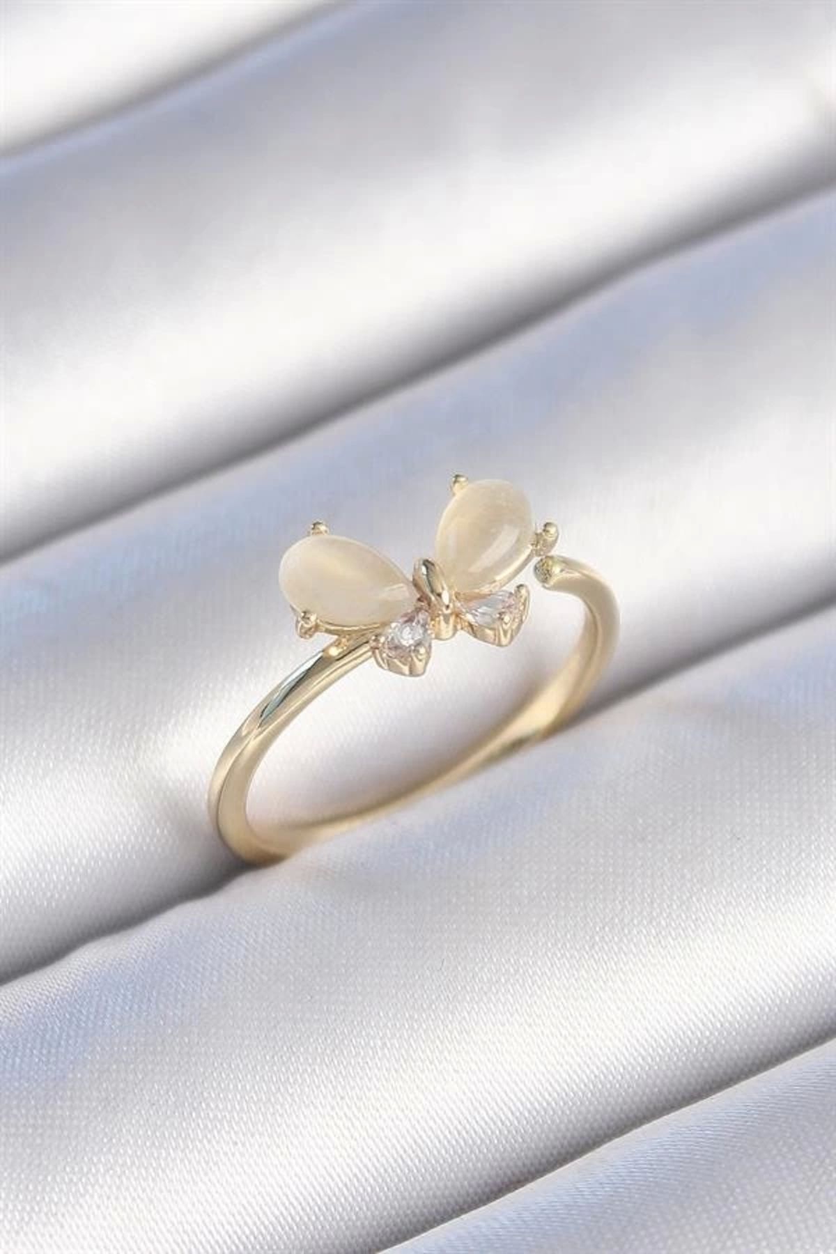Lale Moda Pirinç Gold Renk Beyaz Mineli Zirkon Taşlı Kelebek Model Kadın Yüzük