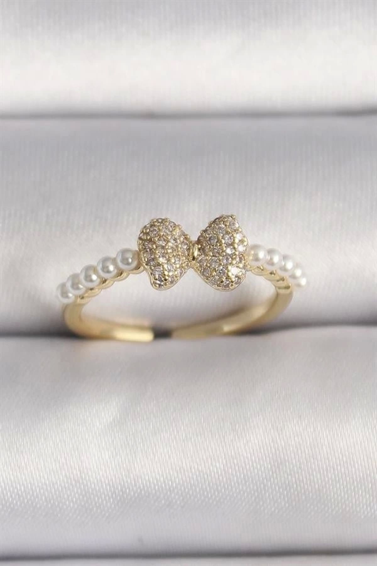 Lale Moda Pirinç Gold Renk Zirkon Taşlı Fiyonk İnci Detay Ayarlanabilir Yüzük