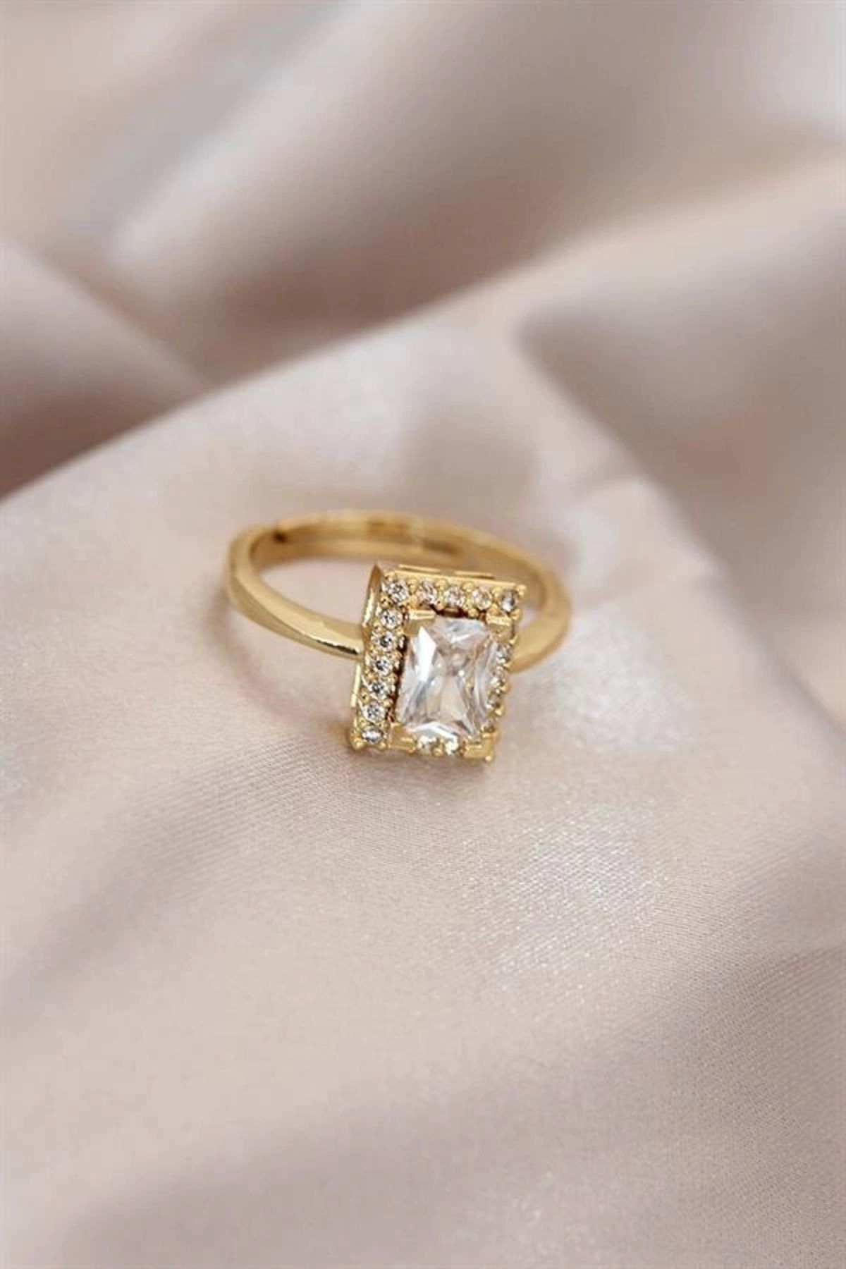 Lale Moda Ayarlamalı Gold Renk Metal Zirkon ve Kristal Taşlı Dikdörtgen Model Yüzük