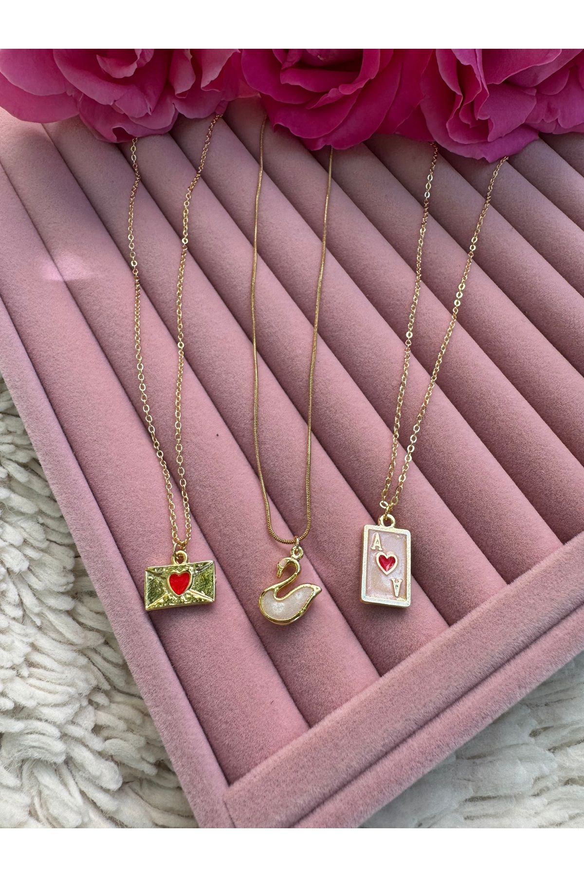 Gleemy accesories Altın Kaplama Mineli mektup zarfı,kuğu,as maça ile tasarlanmış şık kadın kolye set