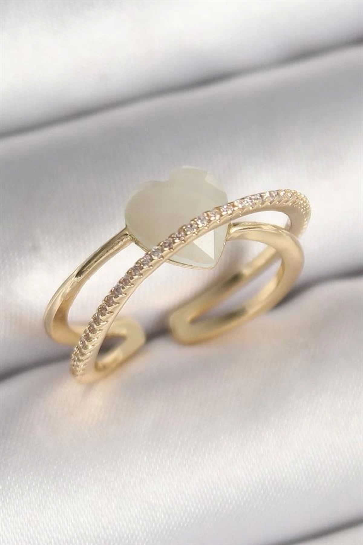 Lale Moda Pirinç Gold Renk Beyaz Kristal Kalp Model Zirkon Taş Detay Kadın Yüzük