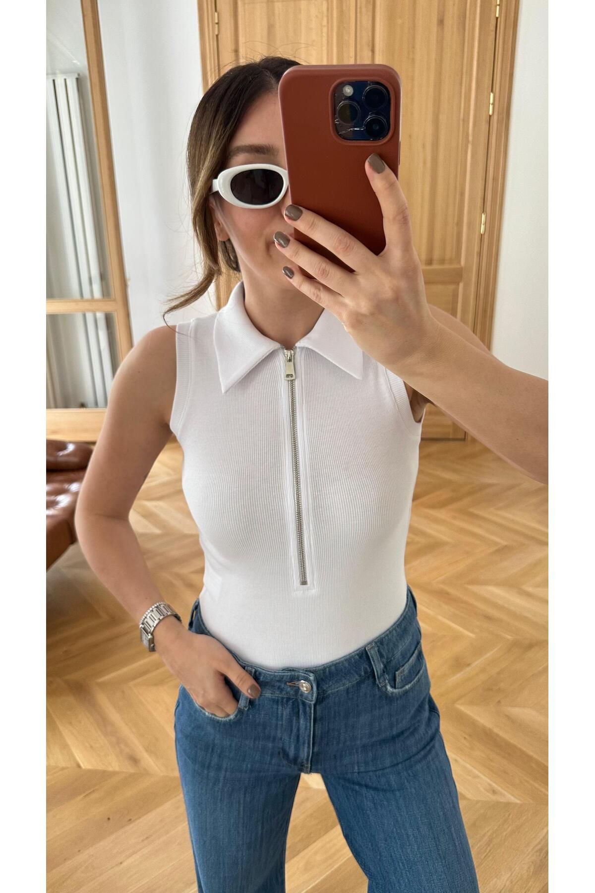 Askı Nişantaşı Beyaz Polo Yaka Yarım Fermuarlı Fitilli Sıfır Kol Bluz