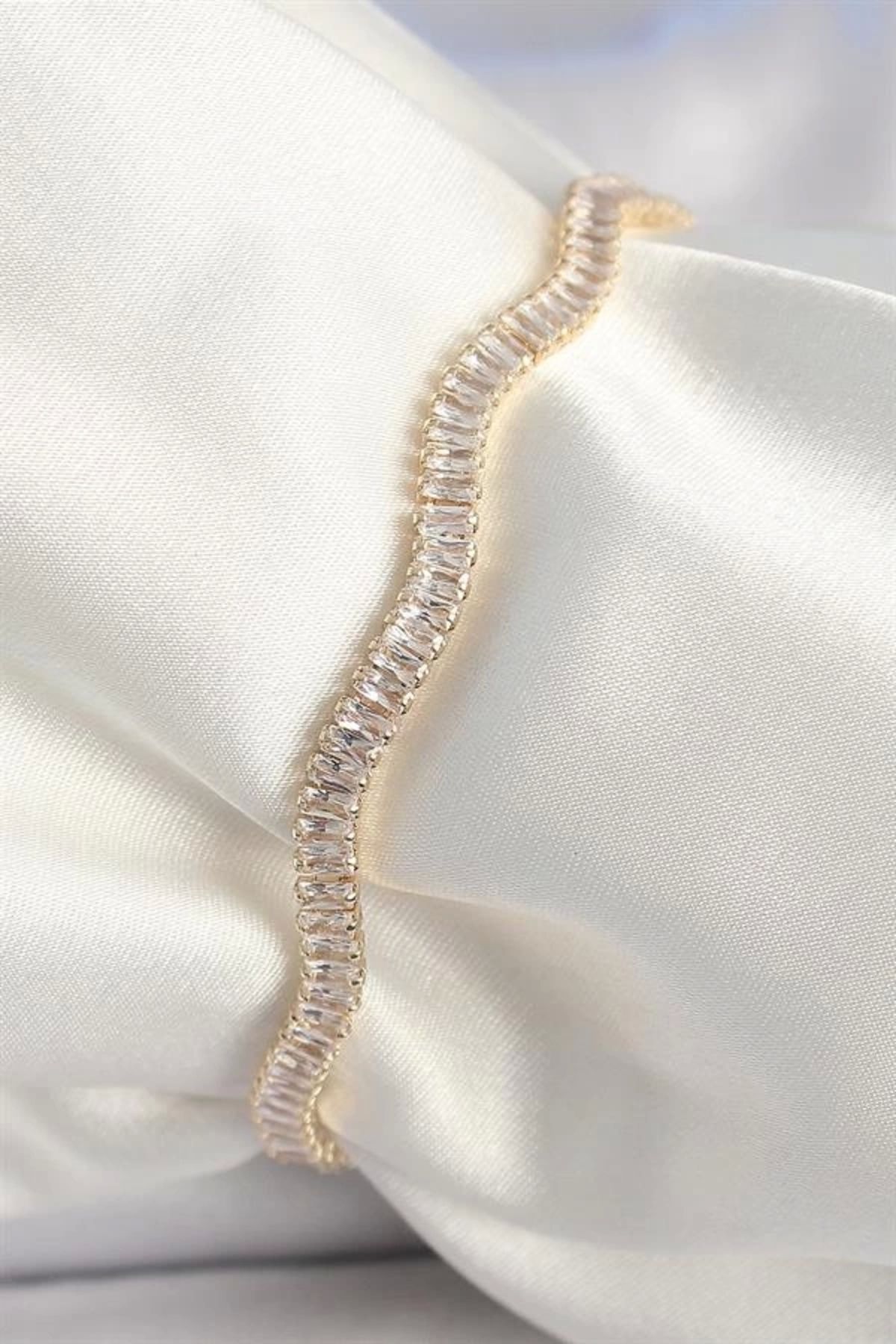 Lale Moda Pirinç Gold Renk Su Yolu Zirkon Taşlı Model Kadın Bileklik