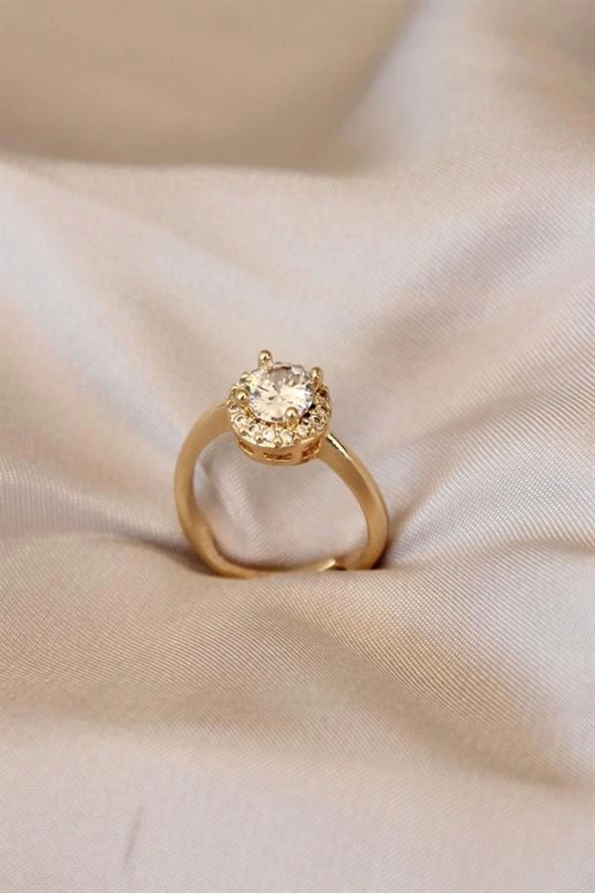 Lale Moda Gold Renk Tektaş Tasarımlı Ayarlamalı Metal Yüzük