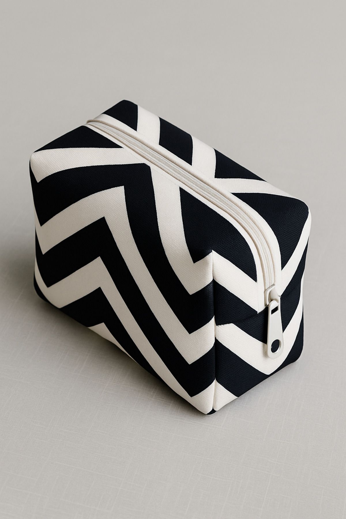 YILDIZ DİJİTAL HOME Siyah Beyaz Zigzag Desenli El Yapımı Makyaj ve Organizer Çantası | Star Home’s | 15 cm