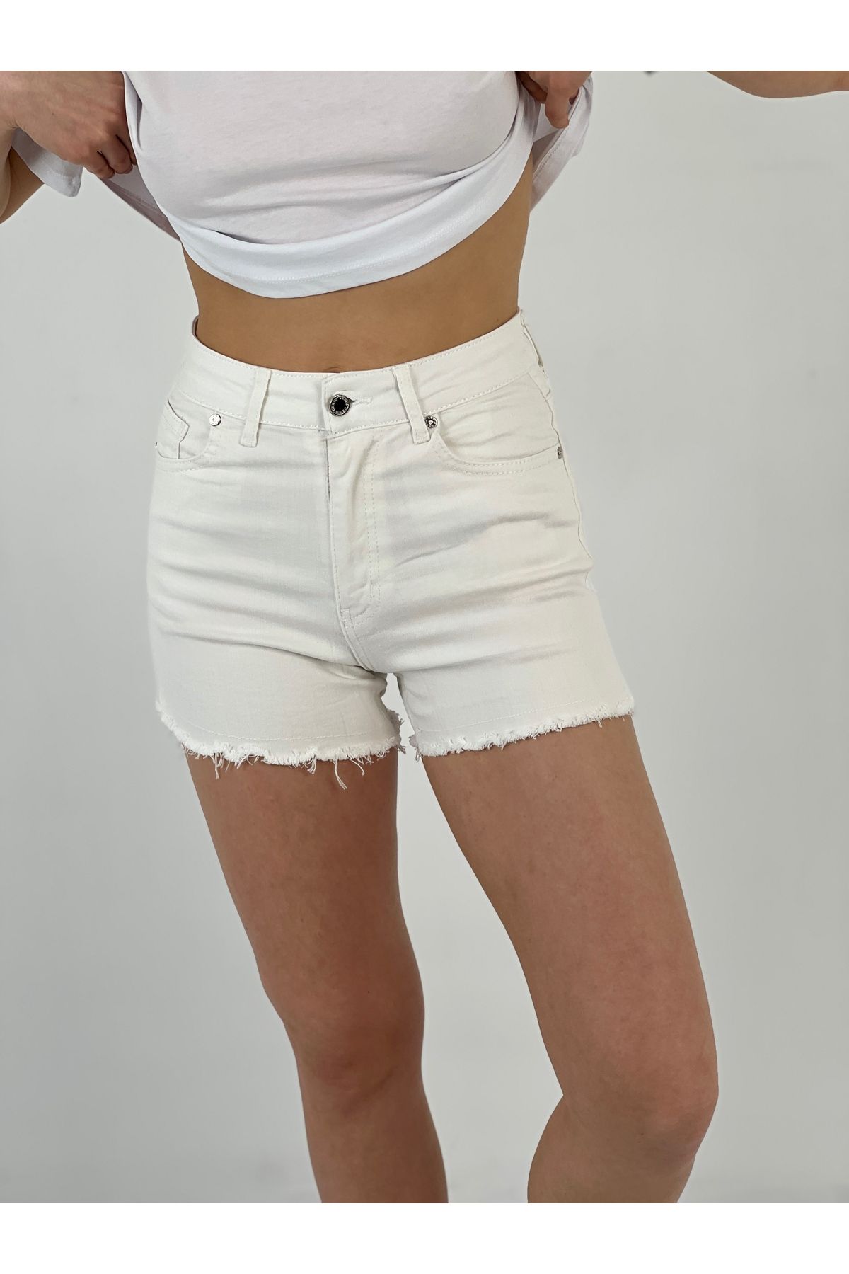 Miss Poem Kadın Arka Cep Taşlı Beyaz Denim Şort