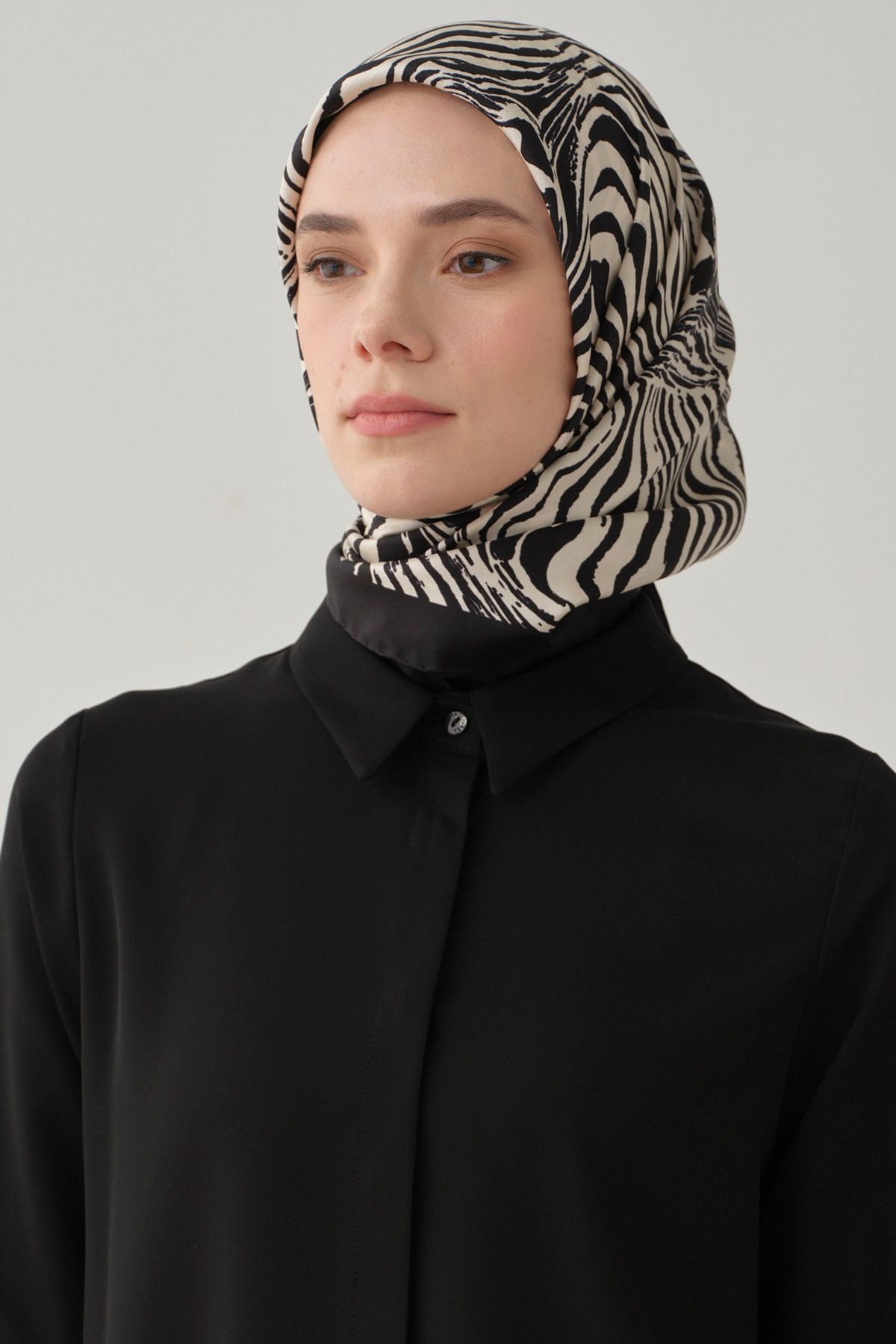 Tuğba Nilda Twill İpek Eşarp - Bej - Siyah