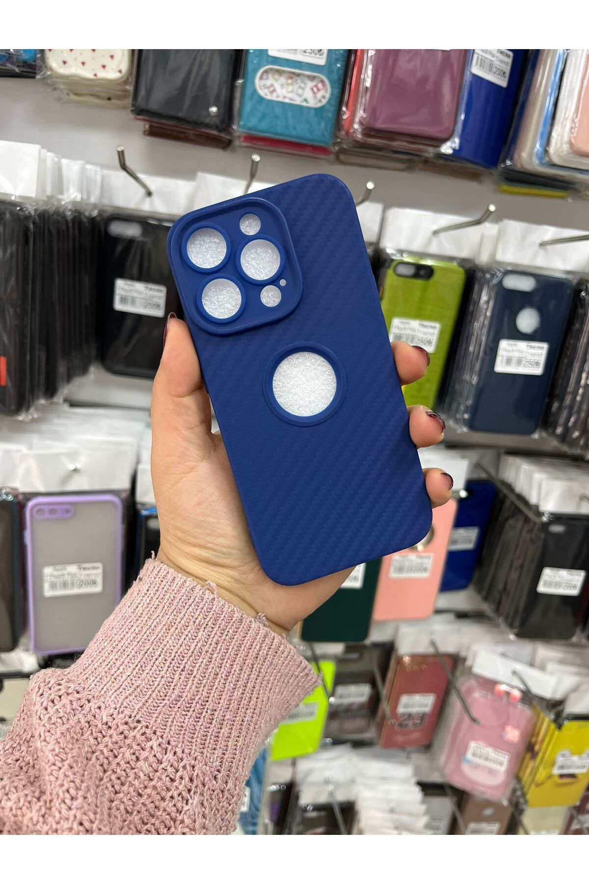TECNOTREND Apple İphone 15 Pro logo gösteren karbon kılıf