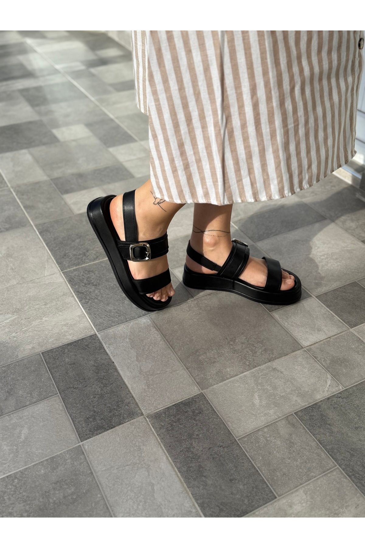 BURCU COLLECTİON Ella Gold Renk Toka Detaylı Lastik Ayarlı Siyah Sandalet