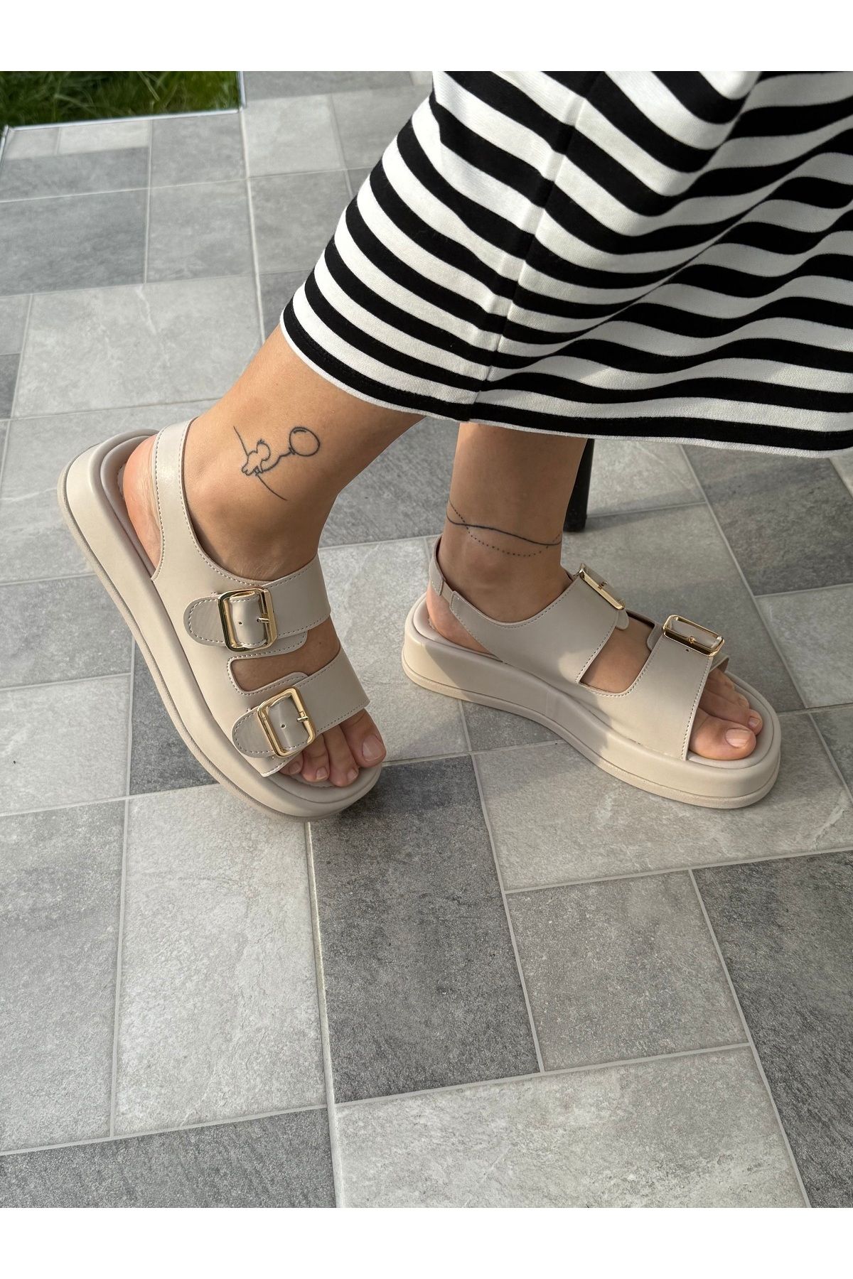 BURCU COLLECTİON Dina Çift Gold Renk Toka Detaylı Bej Sandalet