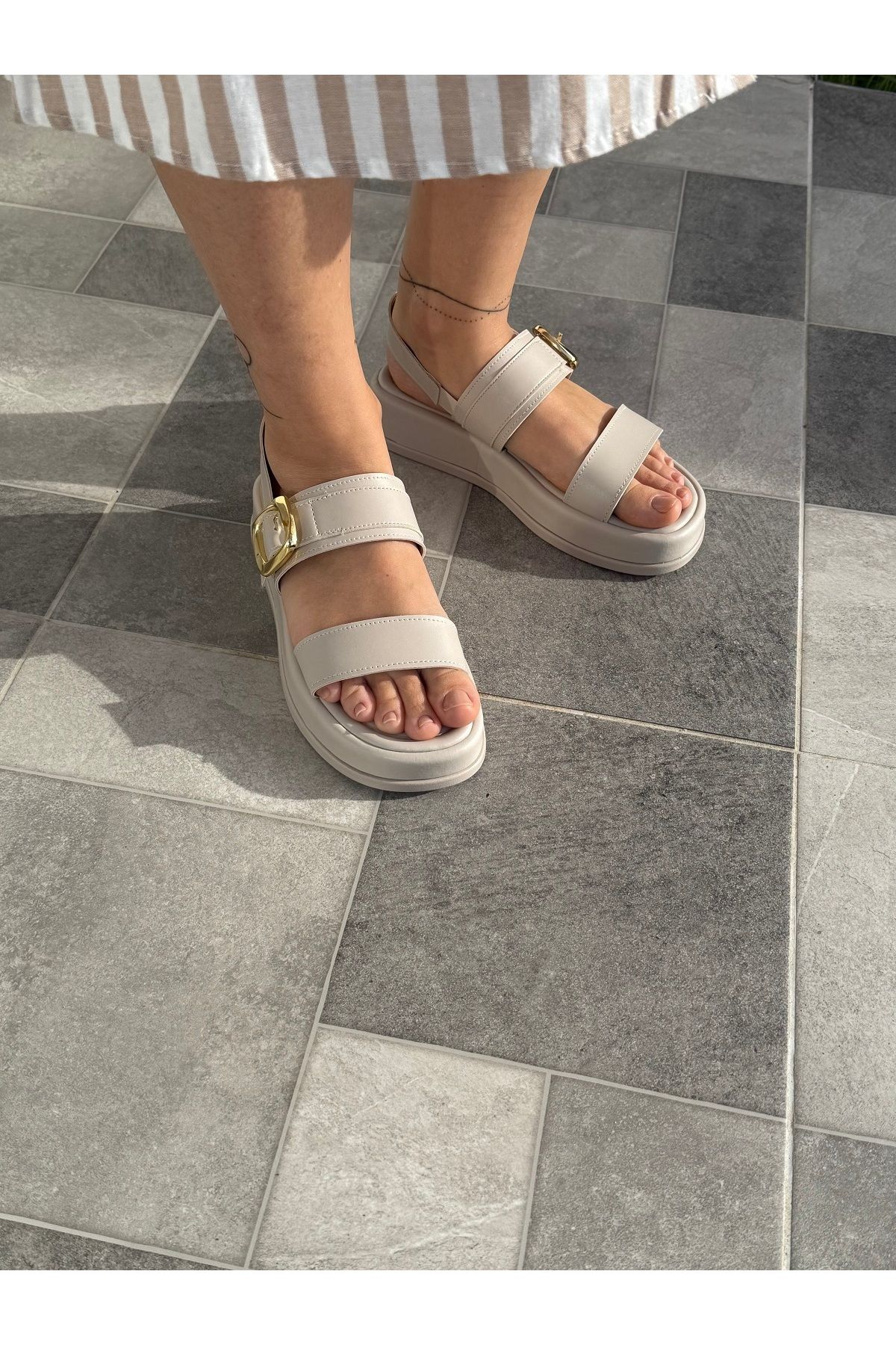 BURCU COLLECTİON Ella Gold Renk Toka Detaylı Lastik Ayarlı Bej Sandalet