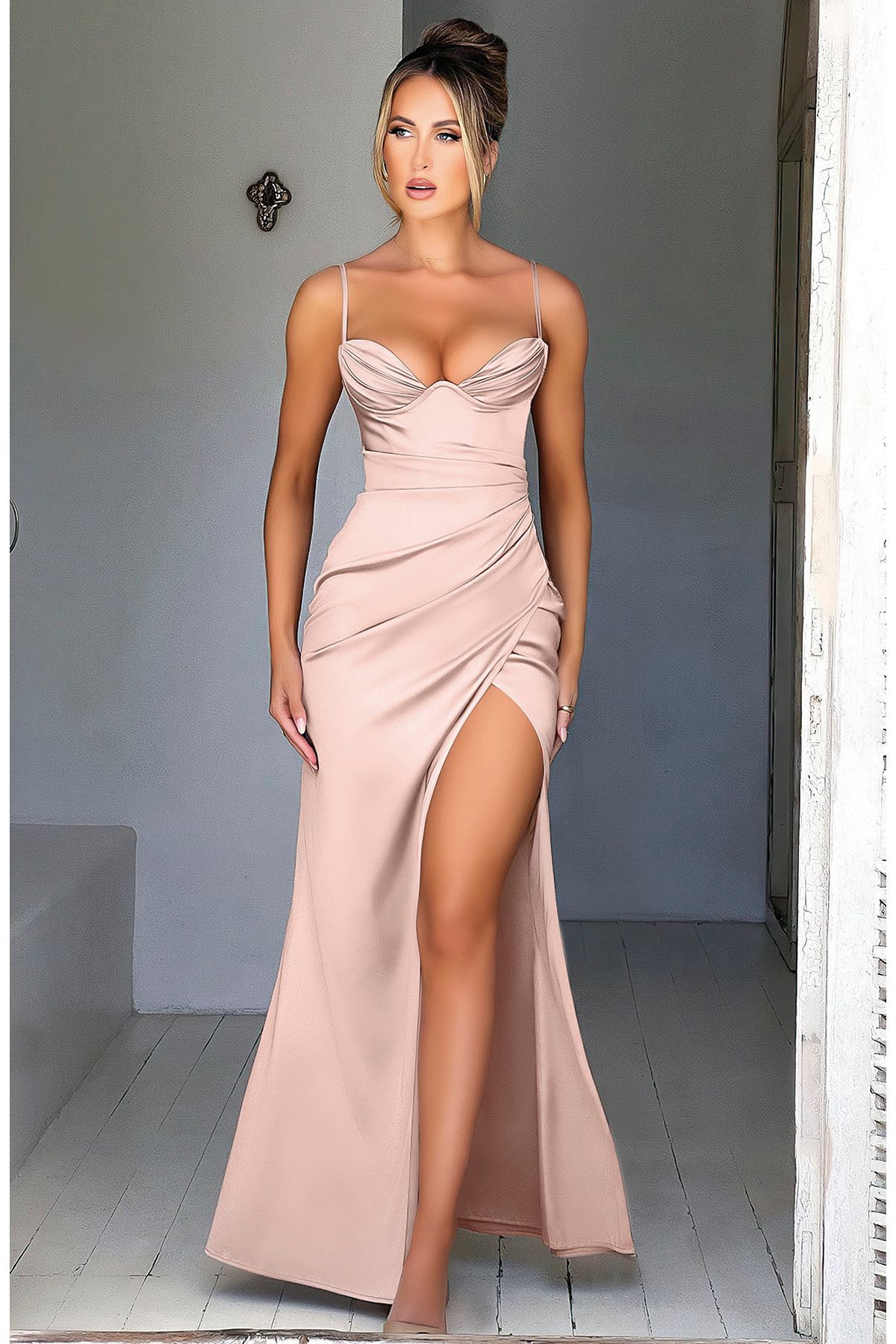 PİNKNİGHT | Saten Yırtmaçlı Uzun Abiye Elbise – Nude Pudra