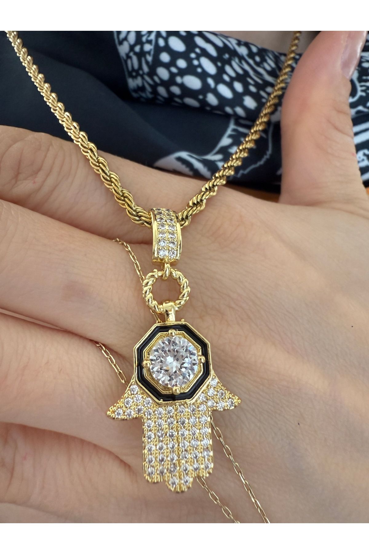 Pinery Jewels İri Tek Taşlı Fatmanın Eli Kararmaz Paslanmaz Çelik Kadın Kolye – Modern ve Şık Tasarım