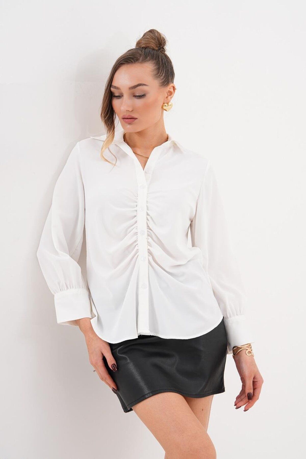 Flame İstanbul Butik Önü Büzgülü Düğmeli Beyaz Bluz SRP2011