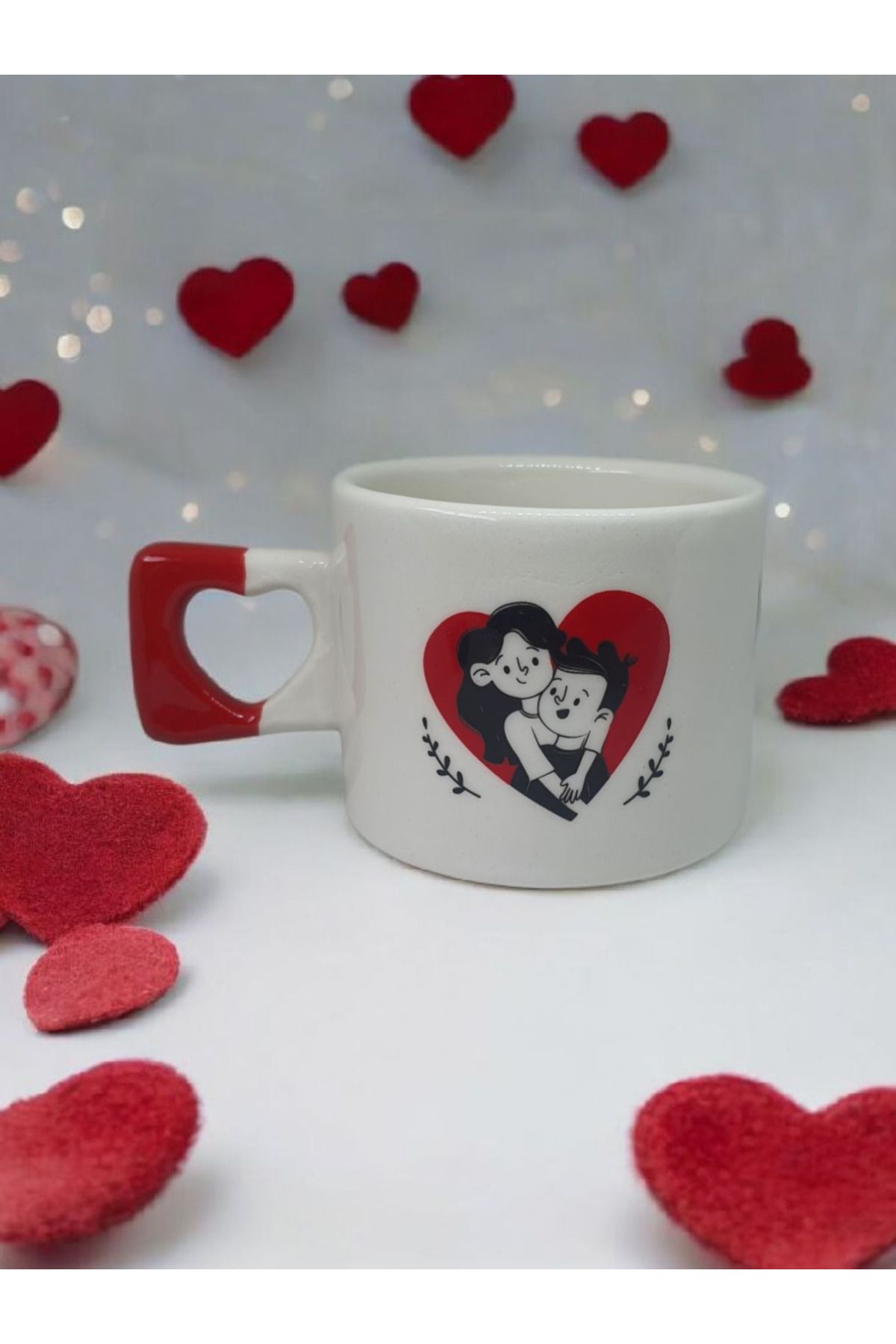 Simge Seramik Kalpli Sarılan Romantik Çift Çift Taraf Çizimli Kalp Kulplu El Yapımı Doğal Seramik Mug Kupa Fincan