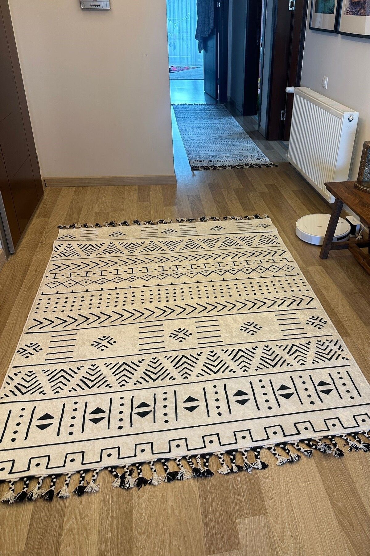 CENTER AVM Beyaz Siyah Salon Halısı Makinede Yıkanabilir Kaymaz Taban Halı