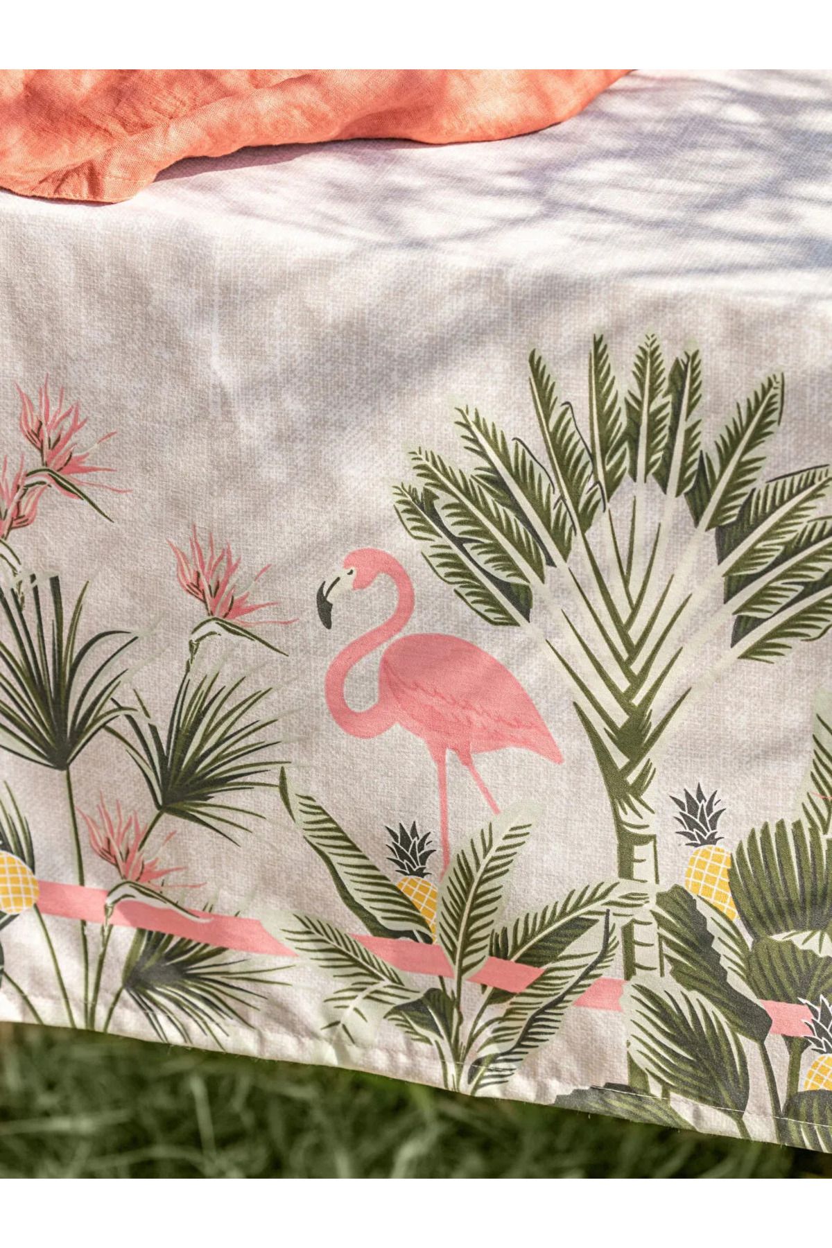 LC Waikiki Karişik Flamingo Baskılı Masa Örtüsü 150x200 cm