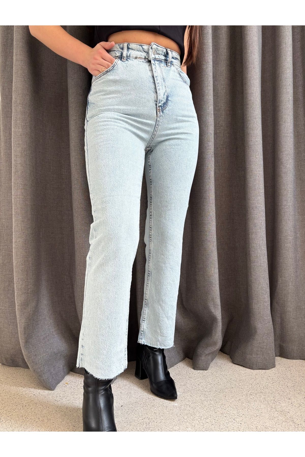 ROSSA Bilek Boy Mom Fit Jean