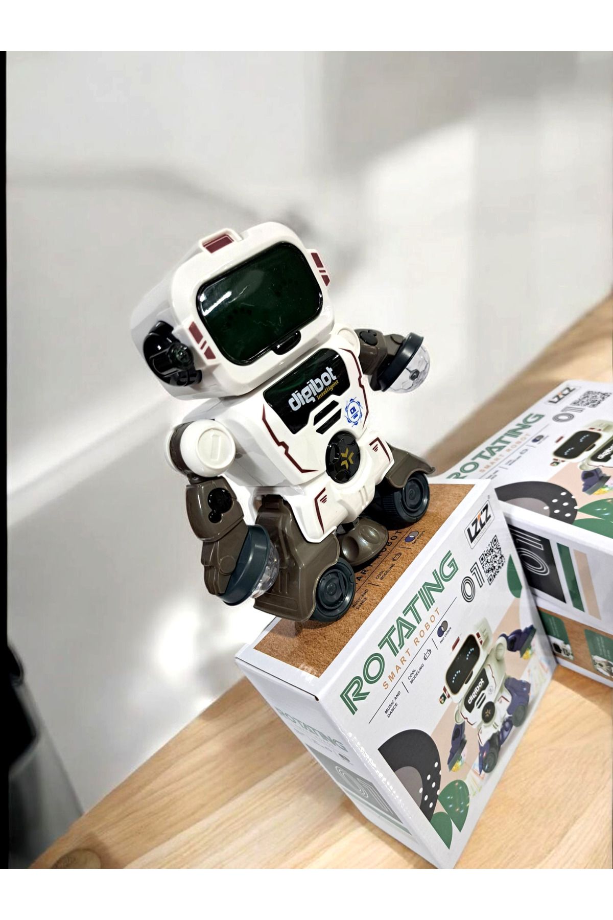 ALYTOYS Oyuncak ROBOT Dans eder hareketli gider oynar Döner sesli ışıklı yüz smile görüntülü 16x18cm