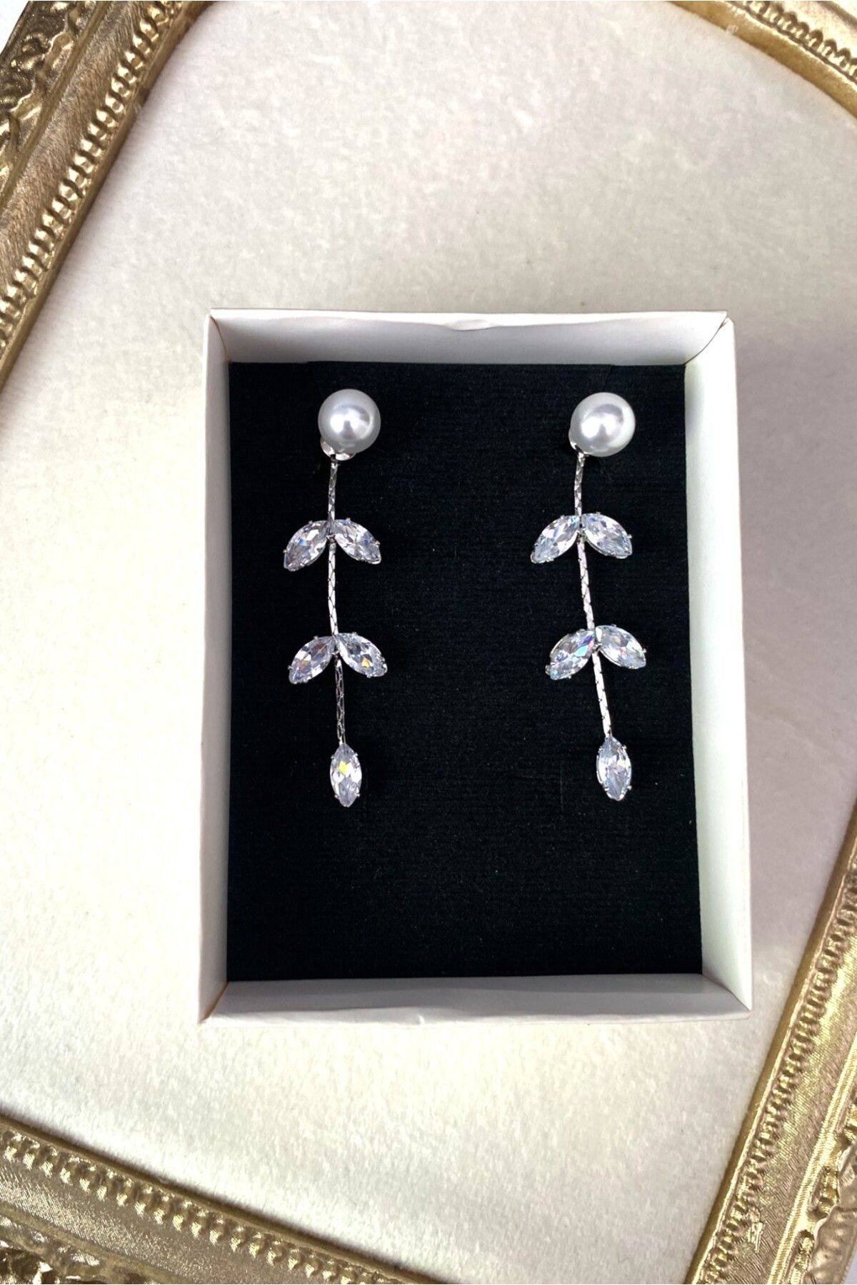 Diamara Designs Sallantılı Zirkon Taşlı Kadın Küpe – Altın ve Gümüş Kaplama Abiye Küpe