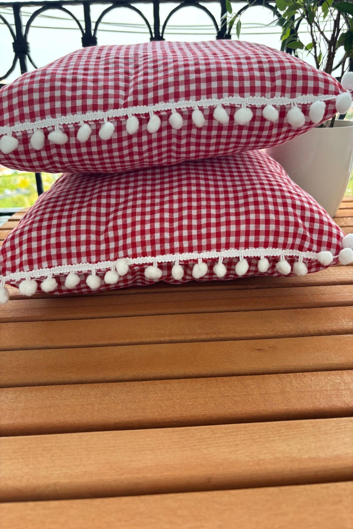 zarafet concept Ponponlu Kırmızı Pötikareli 2 Adet Piknik Minderi 40X40