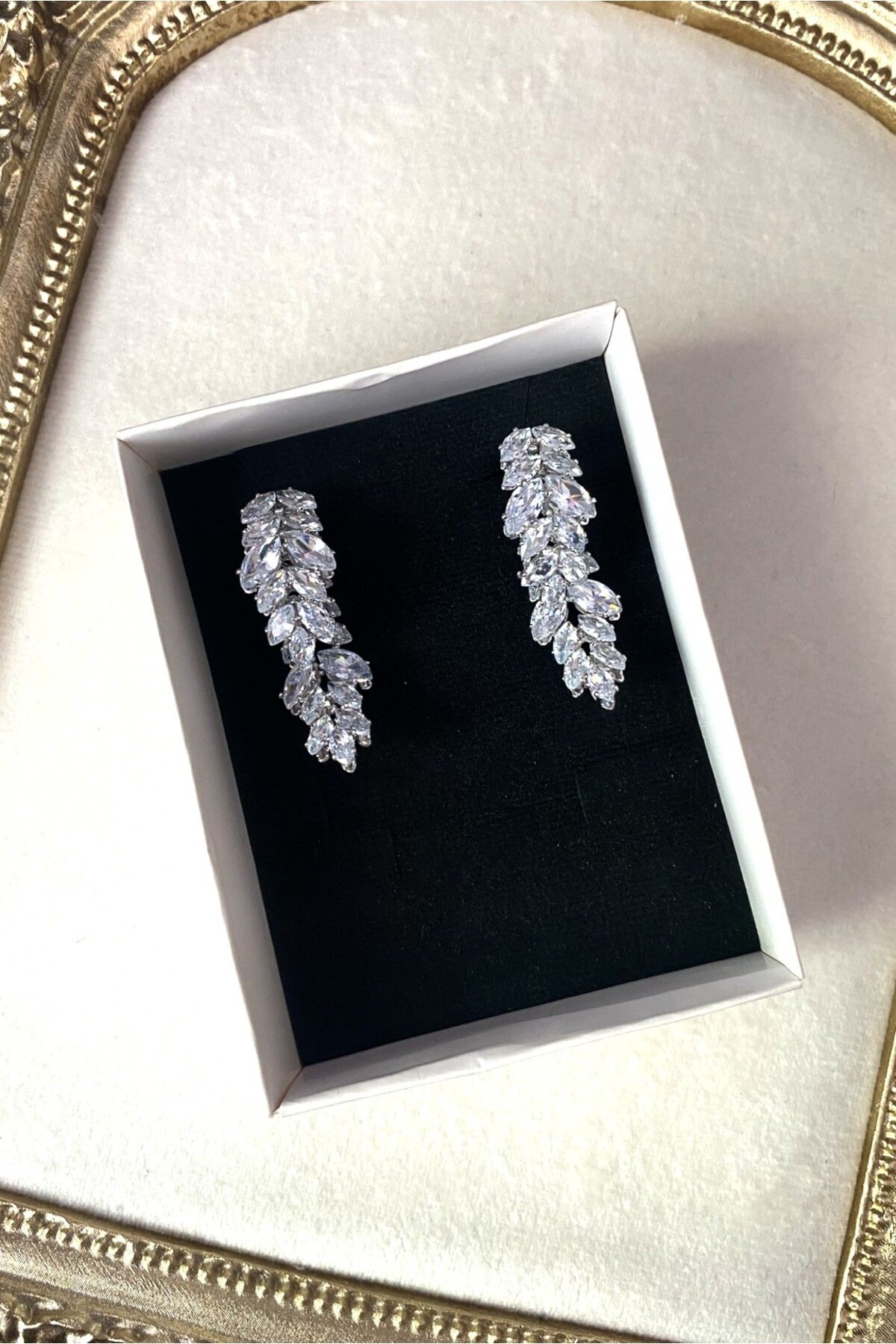 Diamara Designs Sallantılı Zirkon Taşlı Kadın Küpe – Altın ve Gümüş Kaplama Abiye Küpe