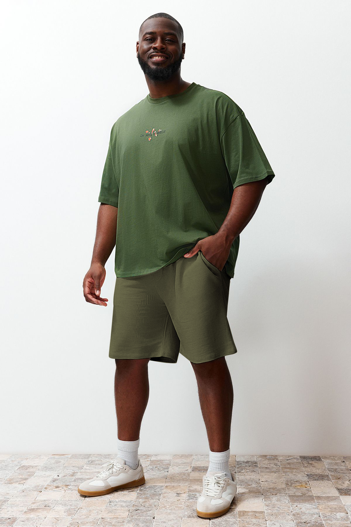 Trendyolmilla  Büyük Beden Haki Regular/Normal Kesim Rahat %100 Pamuklu Basic Şort TMNSS24AP00001 - Görsel 2