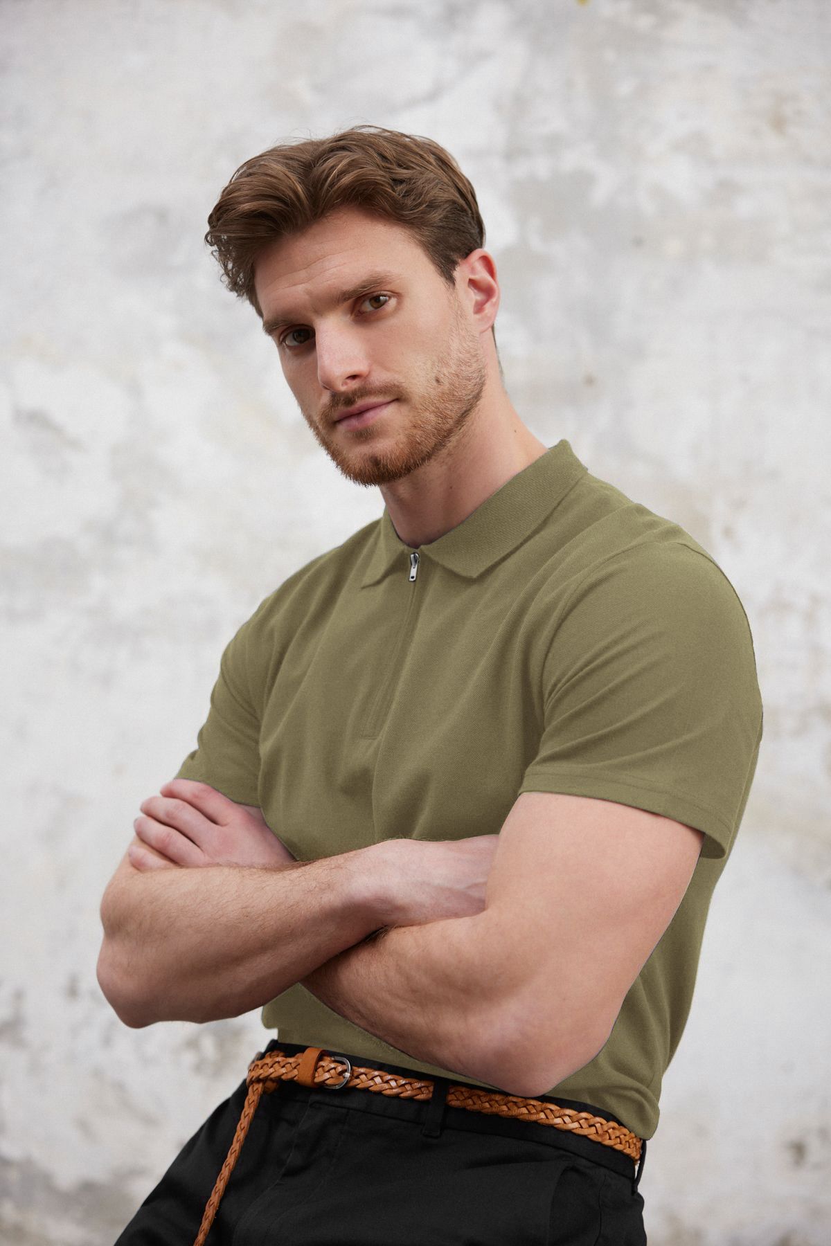 Trendyol Collection-Khakifarbenes, normal geschnittenes T-Shirt mit Polokragen aus 100 % Baumwolle mit Reißverschluss 2