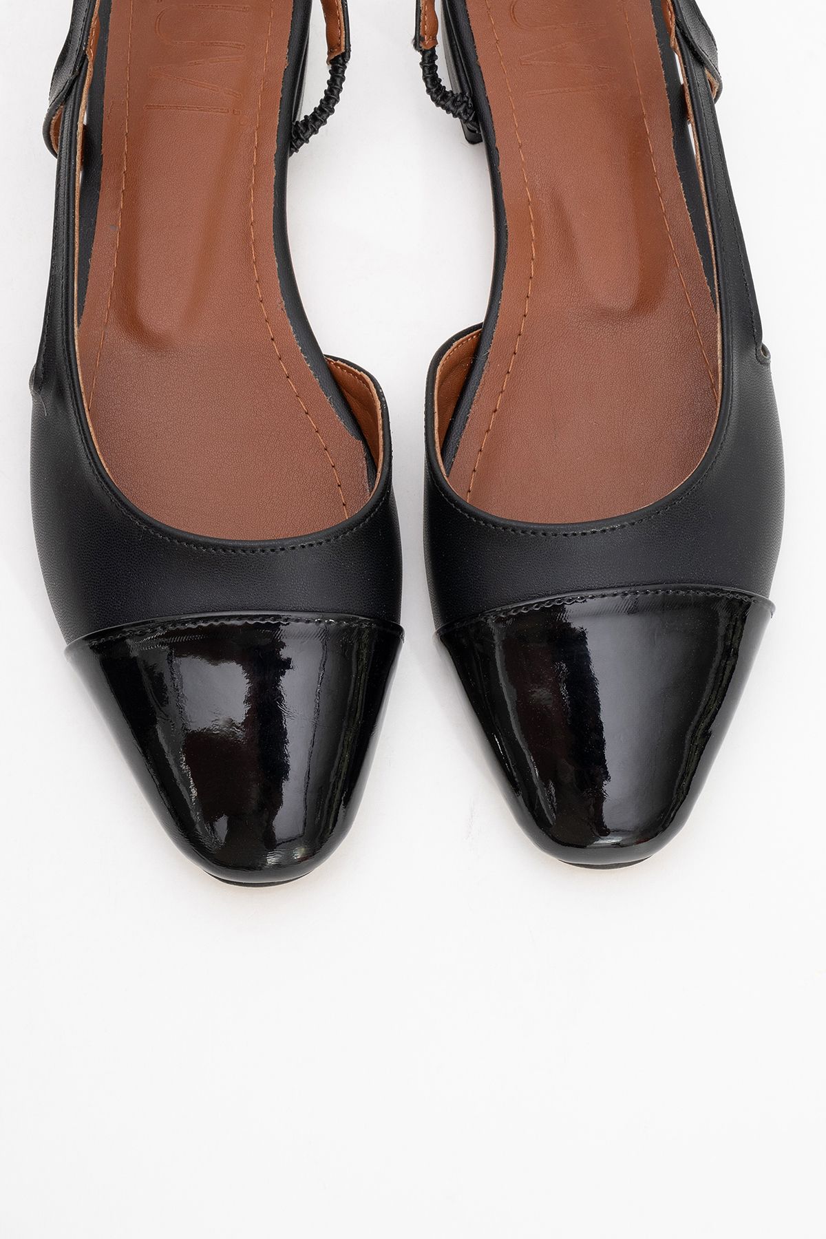 بابیت سیاه زنانه زن پوست Lujo در پشت کفش های صاف و سبک luvishoes