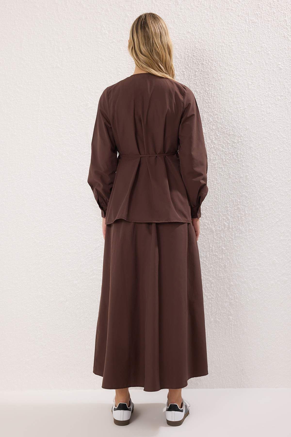 Trendyol Modest-طقم تنورة منسوجة من القطن البني من الأسفل إلى الأعلى TCTSS25US00051 4
